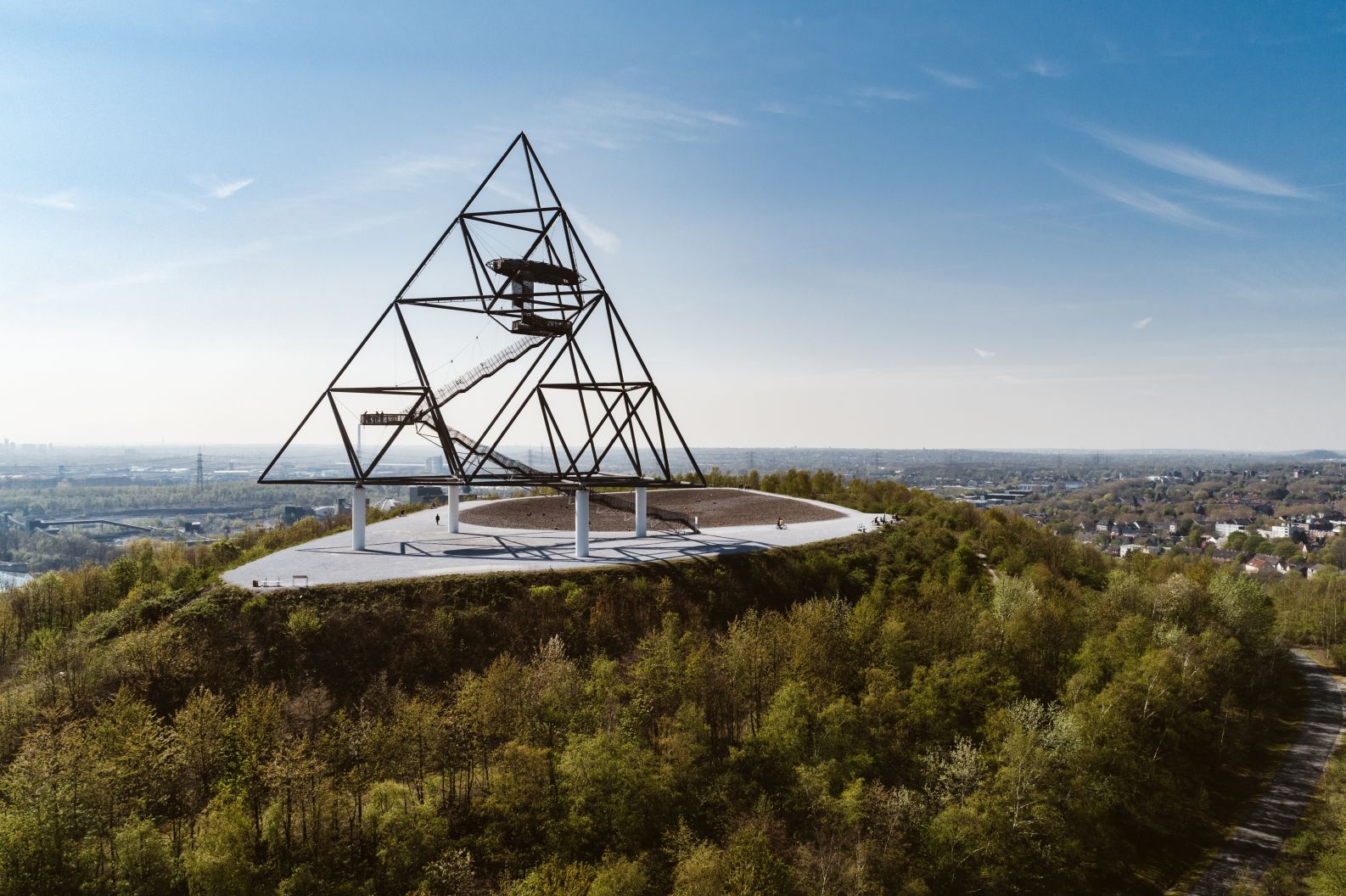 Halde an der Beckstraße in Bottrop mit dem Tetraeder.