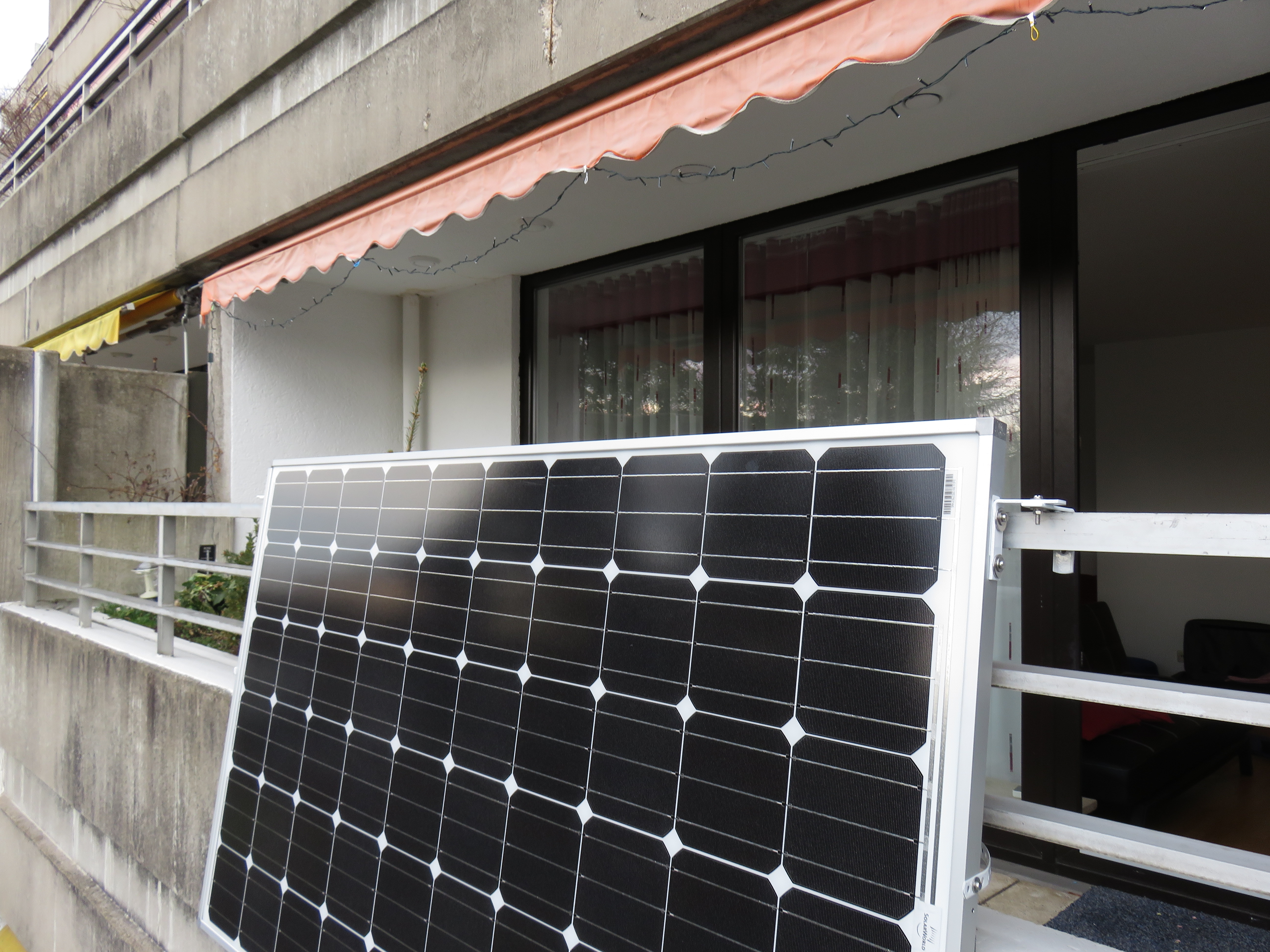 Demonstration zum Einsatz von Solarsteckern auf einem Balkon.       