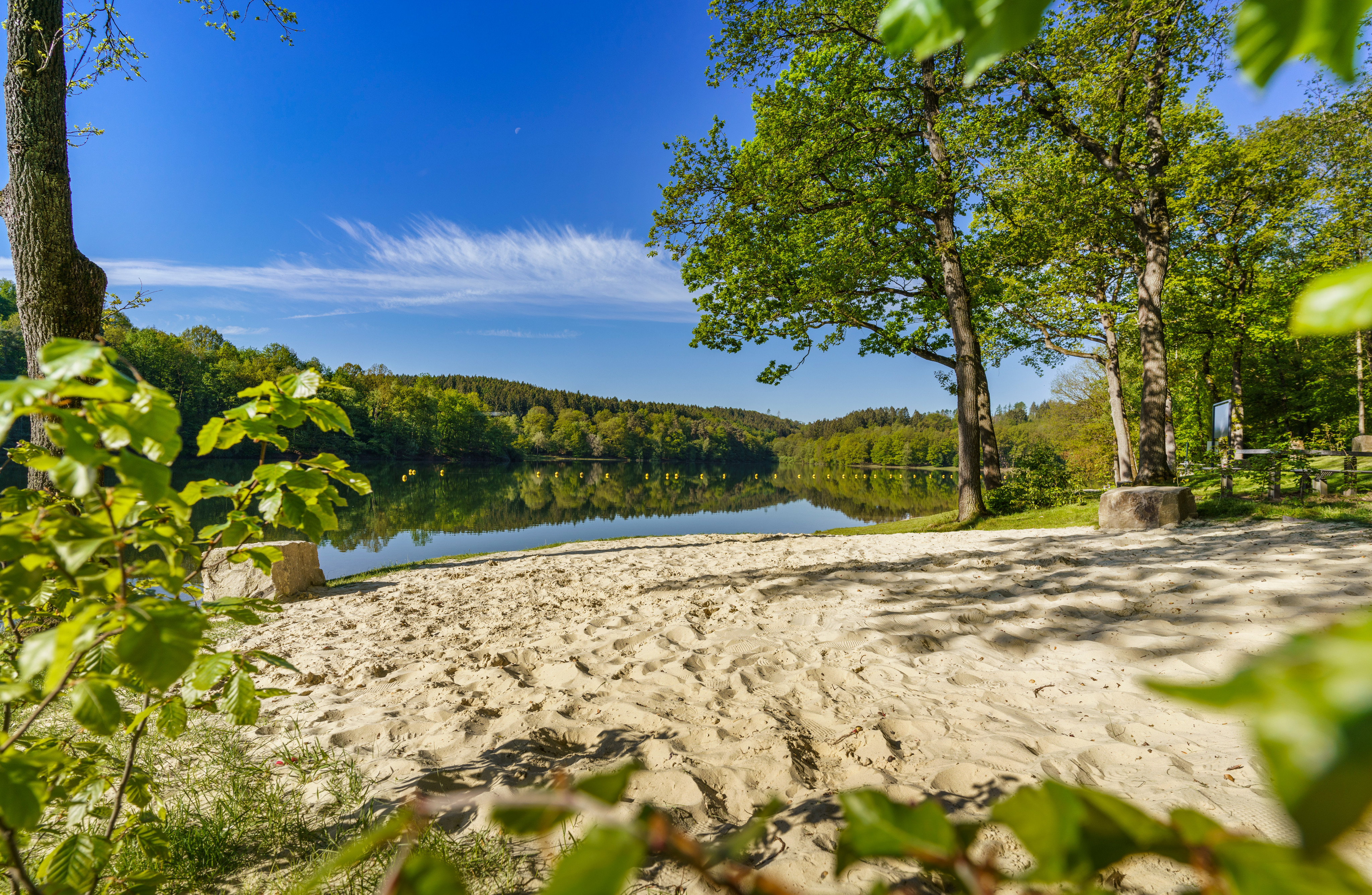 Endlich Sommer! Blick über Strand und Liegewiese an der Glörtalsperre bei Breckerfeld am 2. Juni 2021.