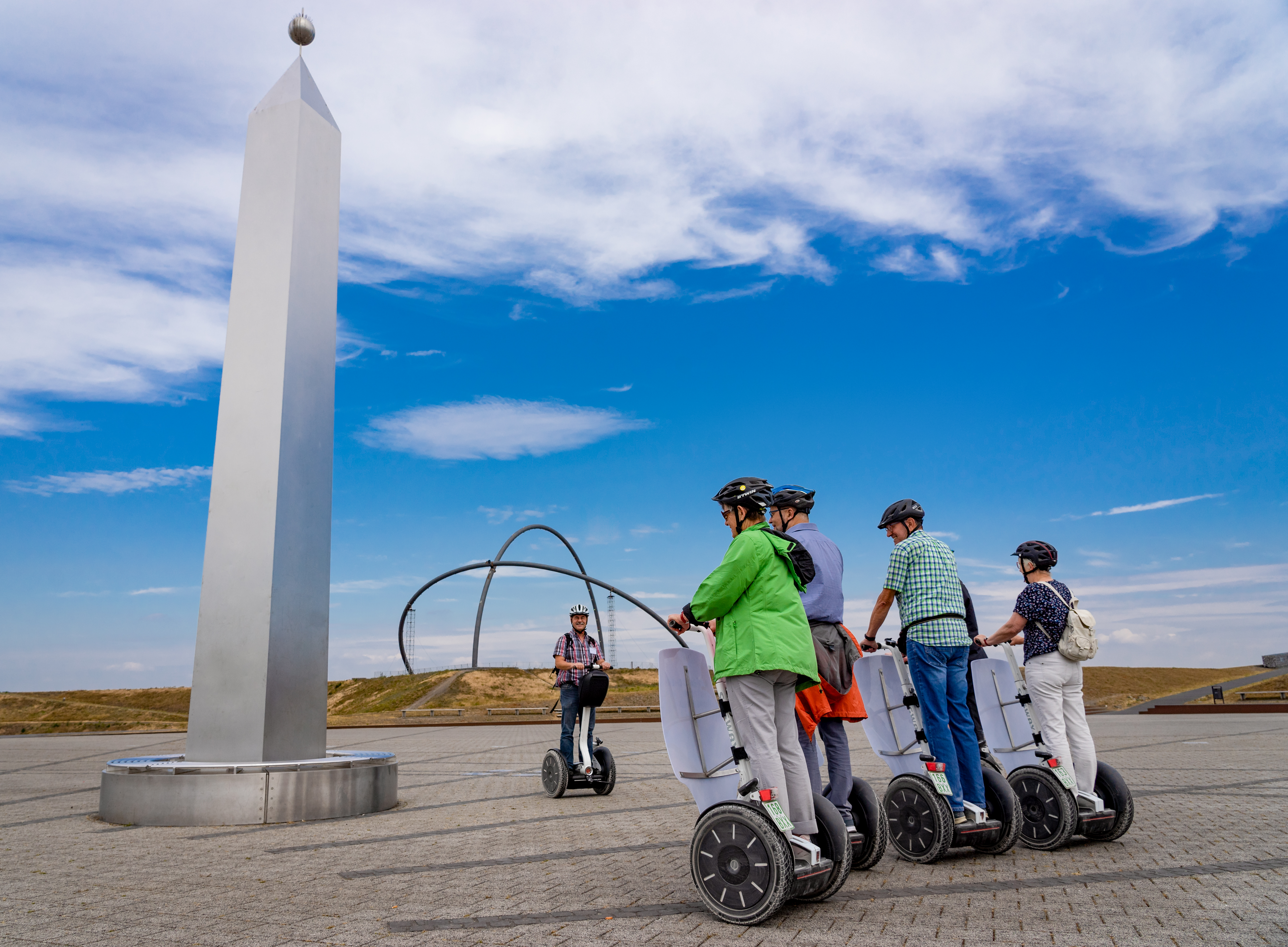 Mit dem Segway unterwegs auf der Halde Hoheward mit der Sonnenuhr.