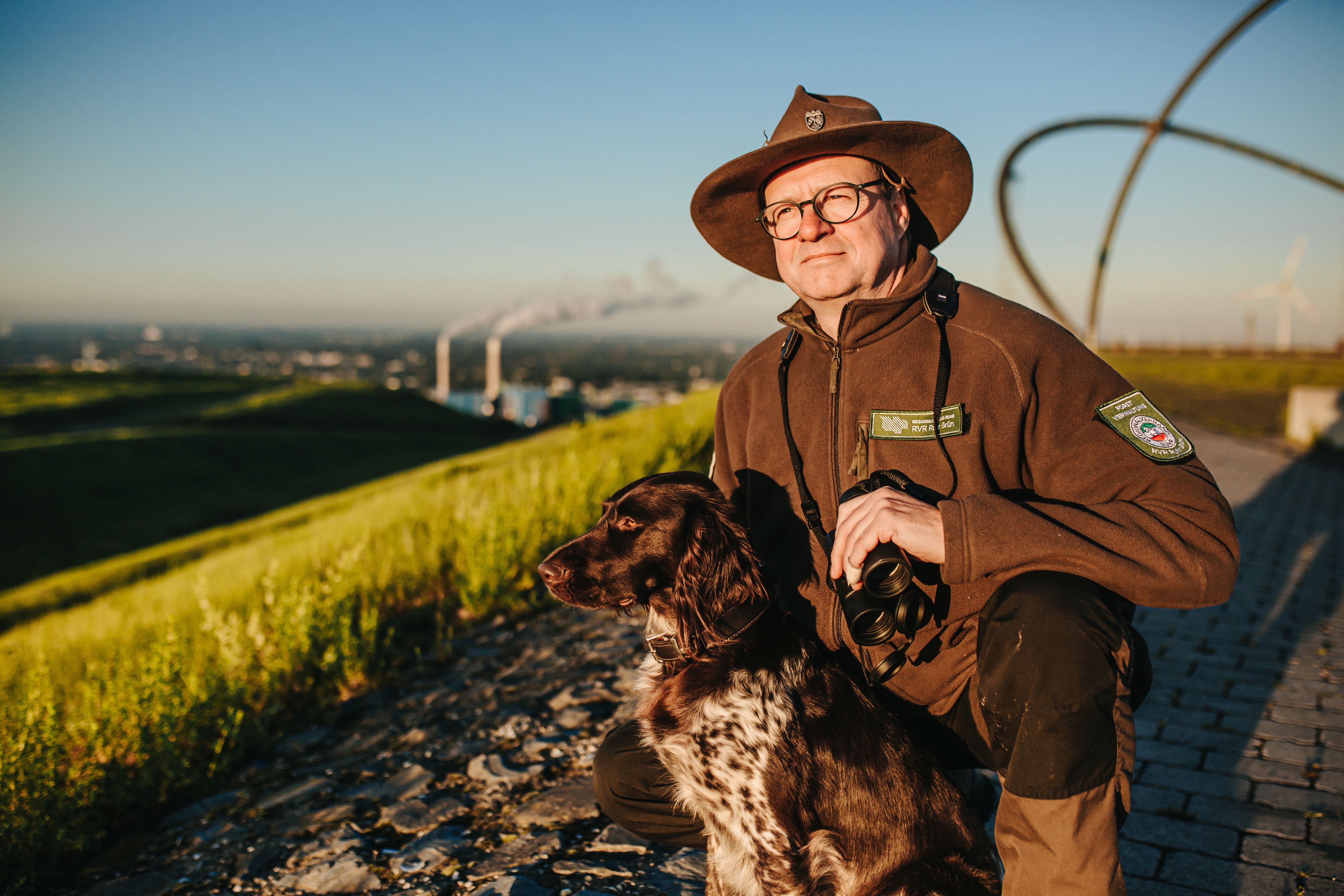 RVR-Ranger mit Hund auf der Halde Hoheward.