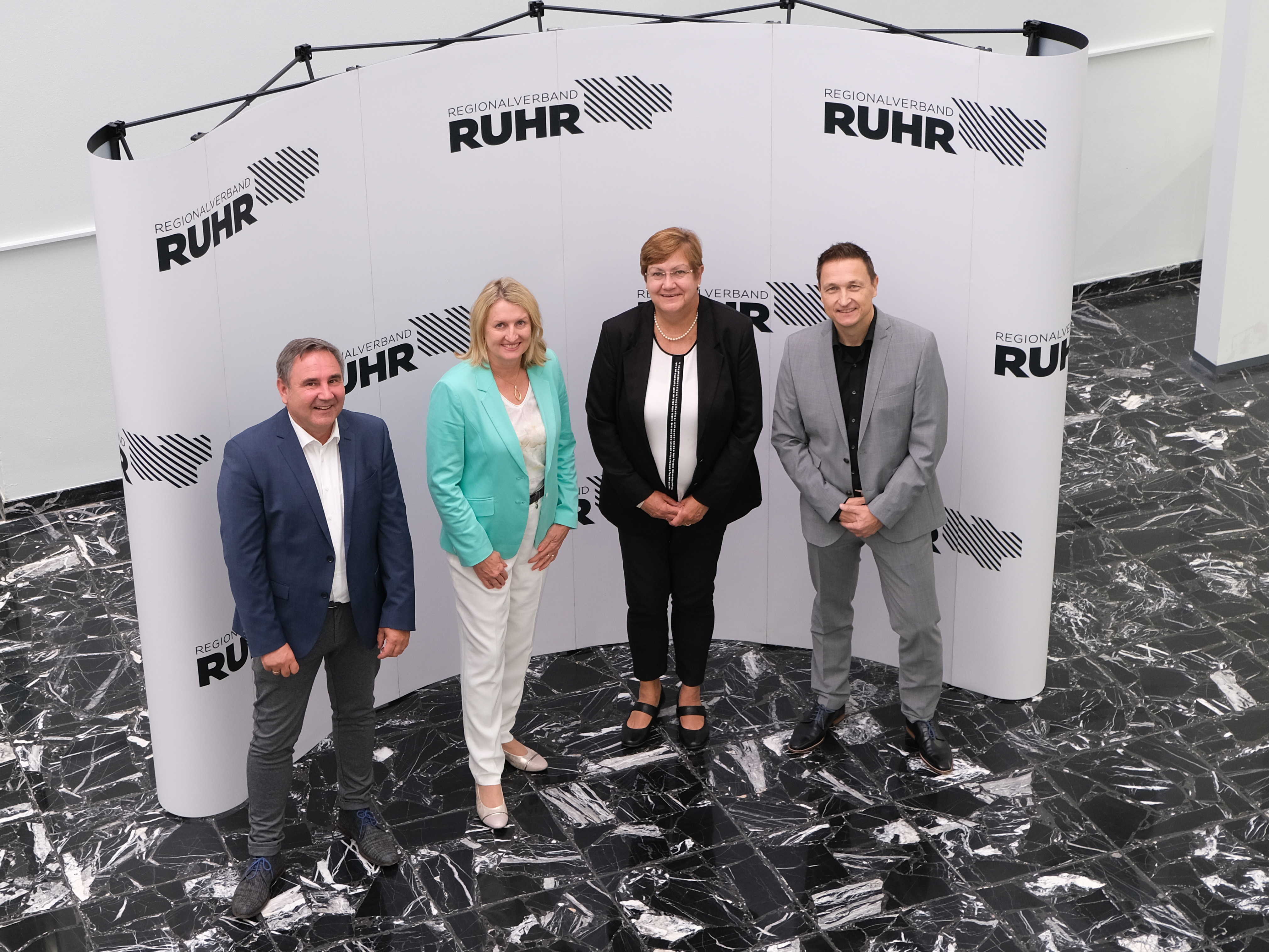 Bei der Unterzeichnung der Kooperationsvereinbarung: RVR-Regionaldirektorin Karola Geiß-Netthöfel, Prof. Dr. Julia Frohne, Vorsitzende der BMR-Geschäftsführung, AGR-Personalleiter Dirk Wagenknecht sowie Raphael Karrasch von der JOBLINGE gAG Ruhr. 