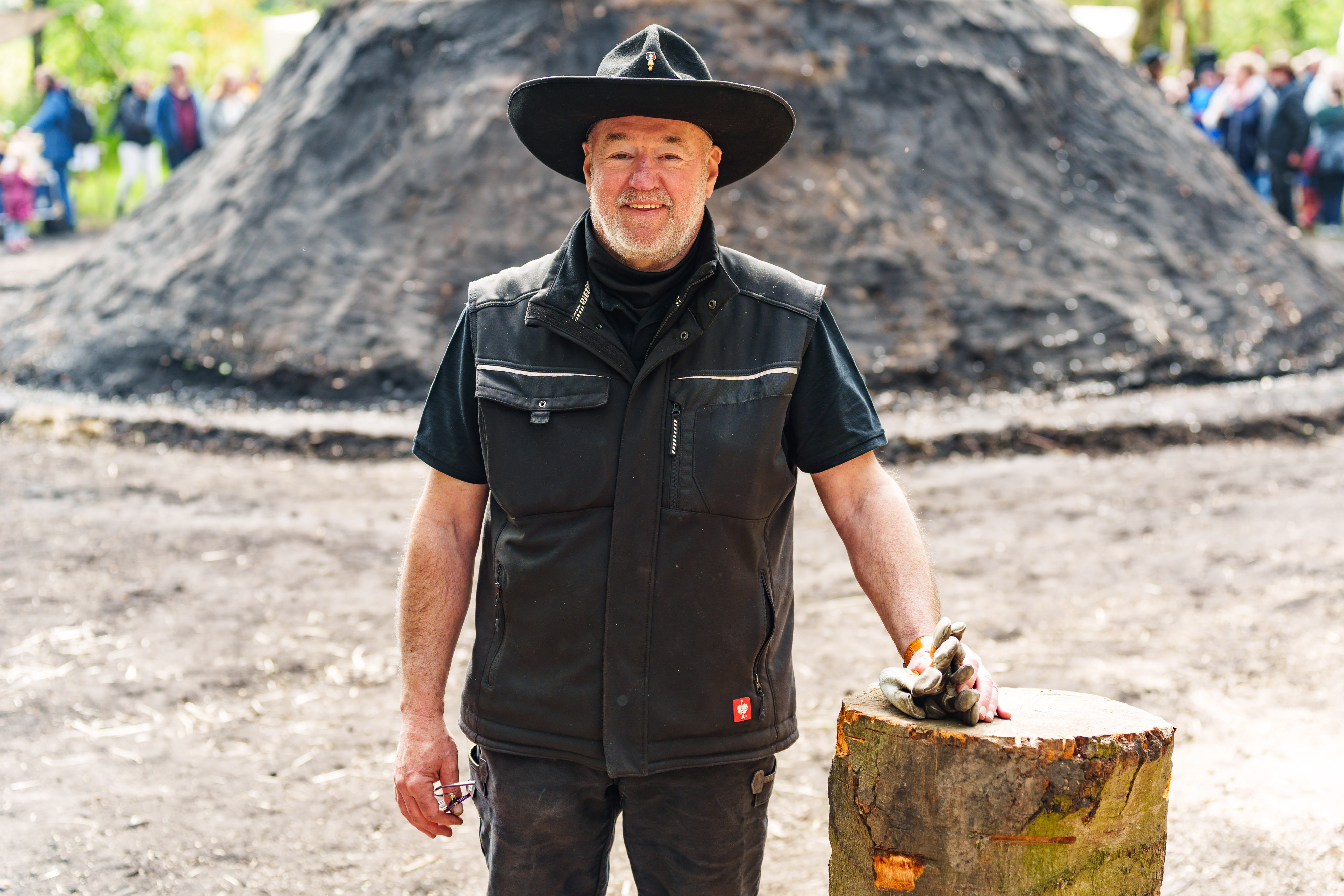 Der neue Köhler am Meiler in Haltern-Flaesheim: Andre Verheyen.