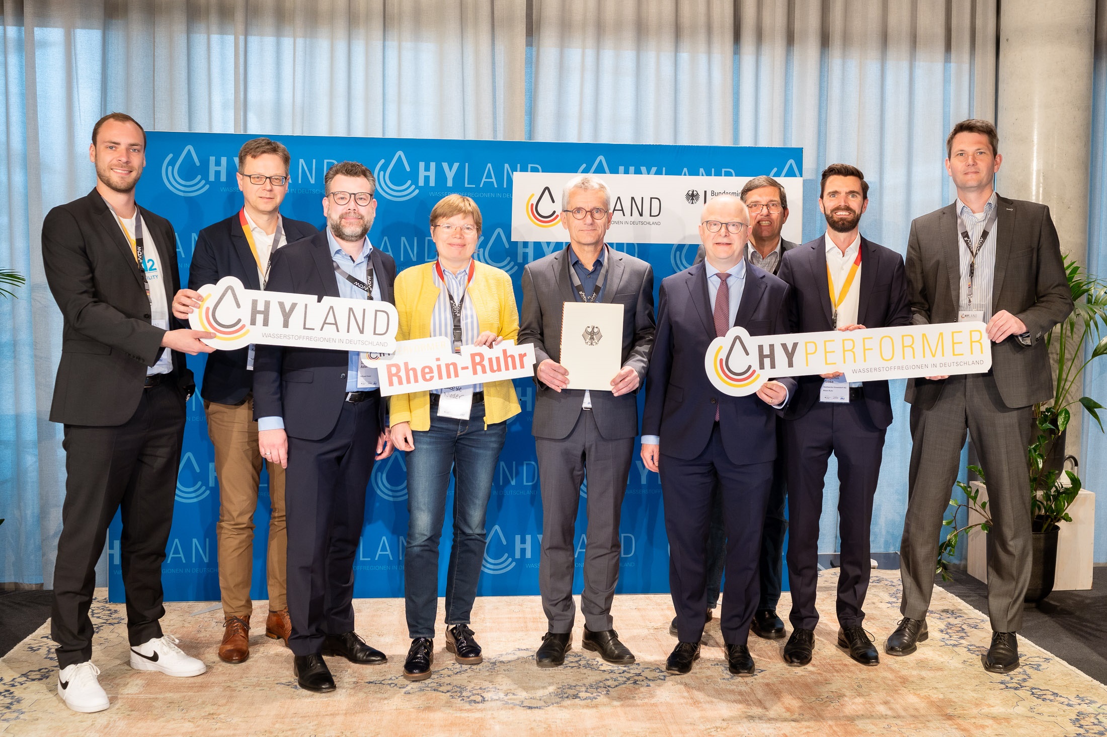 Dr. Norbert Weritz (Mitte, RVR-Referat Klima und Umweltschutz) nahm die Auszeichnung von Michael Theurer (4.v.r., parlamentarischer Staatssekretär Bundesverkehrsministerium) stellvertretend für den Regionalverband Ruhr entgegen. 