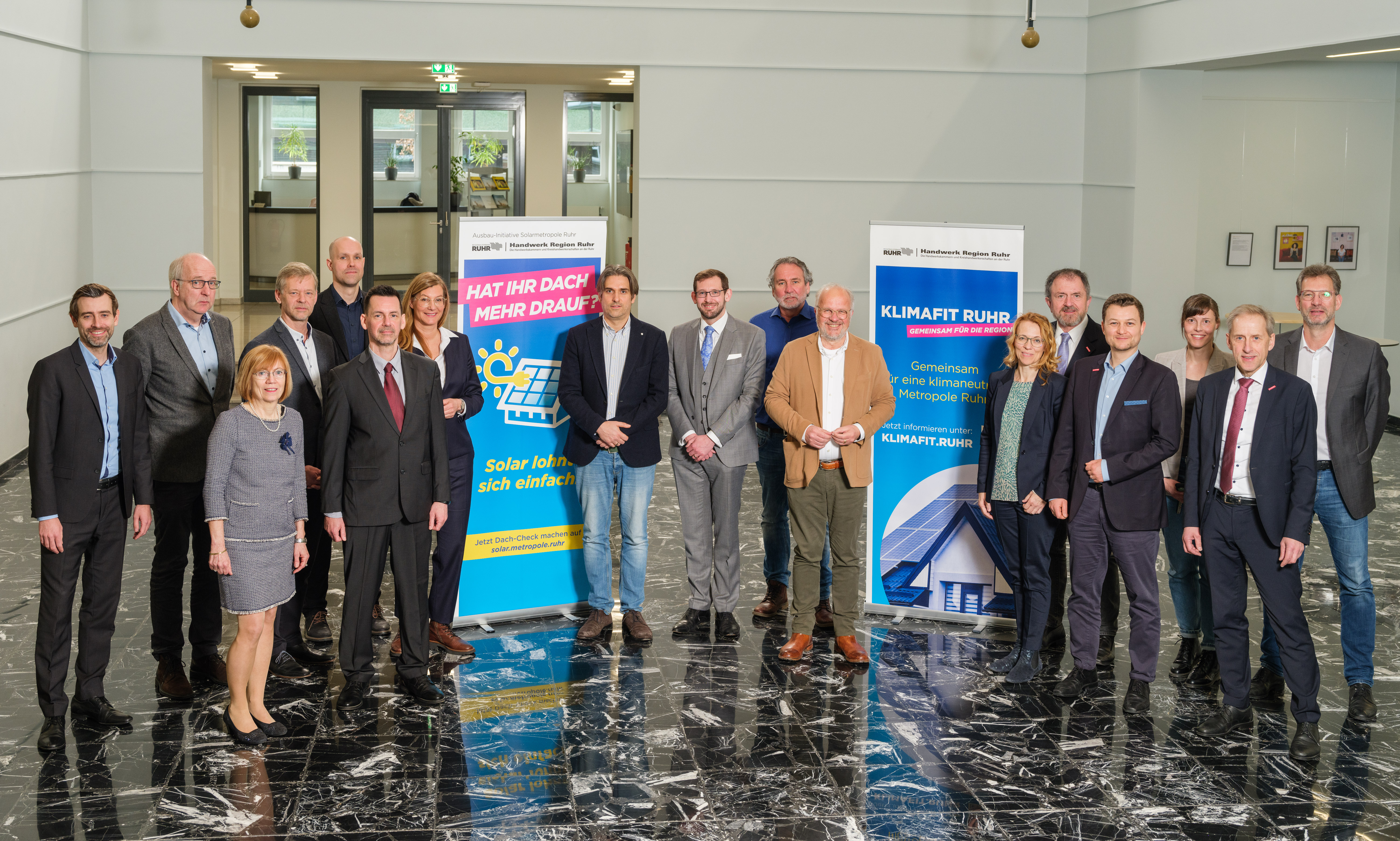 Die Initiative von RVR und Handwerk Region Ruhr geht in diesem Jahr in die nächste Erweiterung. 13 neue Projektpartner sind heute bei der offiziellen Auftaktveranstaltung Klimafit Ruhr 2023 in die Ausbau-Initiative Solarmetropole Ruhr aufgenommen worden. 