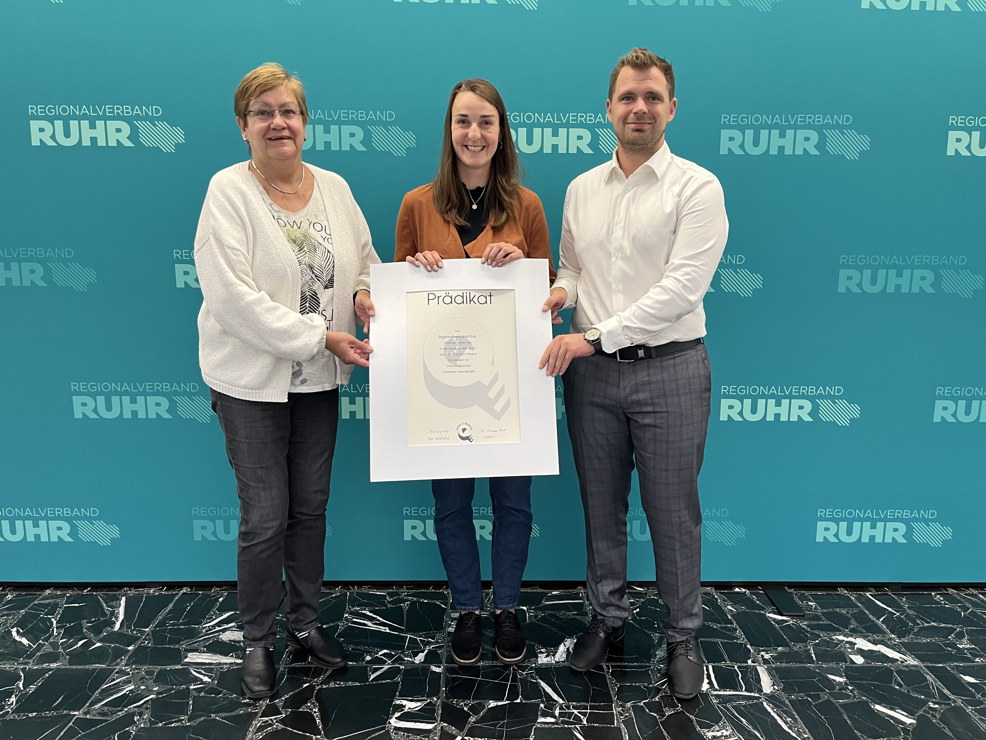 Freuen sich über die erneute Auszeichnung: RVR-Verbandsdirektorin Karola Geiß-Netthöfel, Gleichstellungsbeauftragte Carolin Bieber und Jonas Altenkamp, Teamleiter Personalentwicklung.