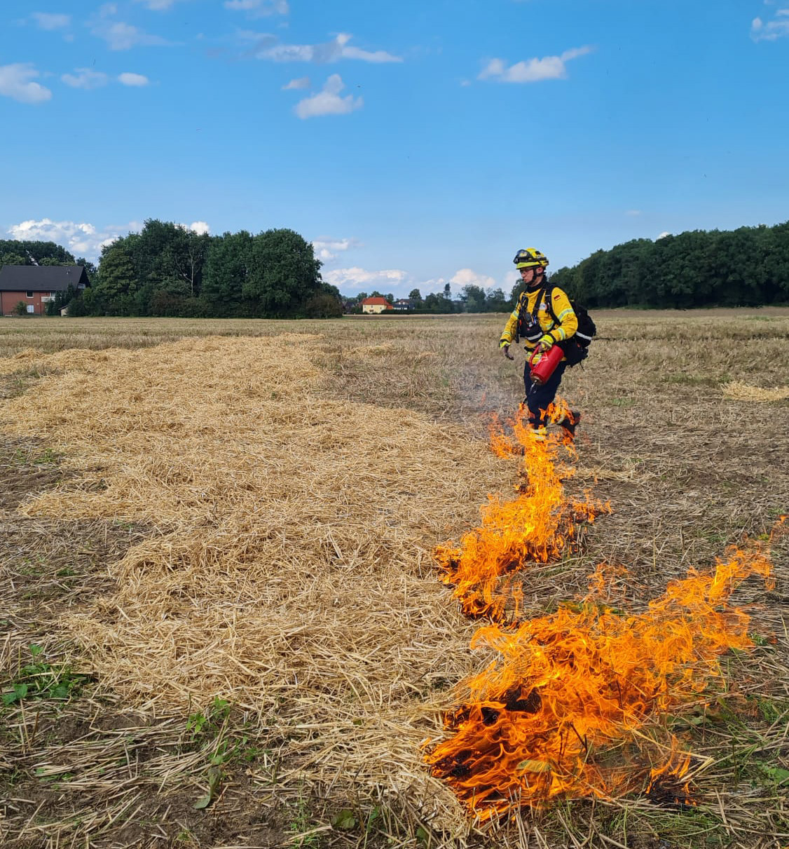 Ende August probte der Verein @fire – Internationaler Katastrophenschutz Deutschland in der Haard bei Haltern ein Wochenende lang für den Ernstfall. Dabei wurde auch ein Stoppelfeld kontrolliert in Brand gesetzt, um unterschiedliche Löschtechniken zu trainieren.