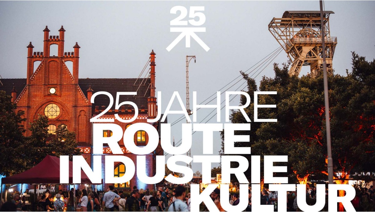 Schriftzug 25 Jahre Route Industriekultur. Im Hintergrund ein Fördergerüst.