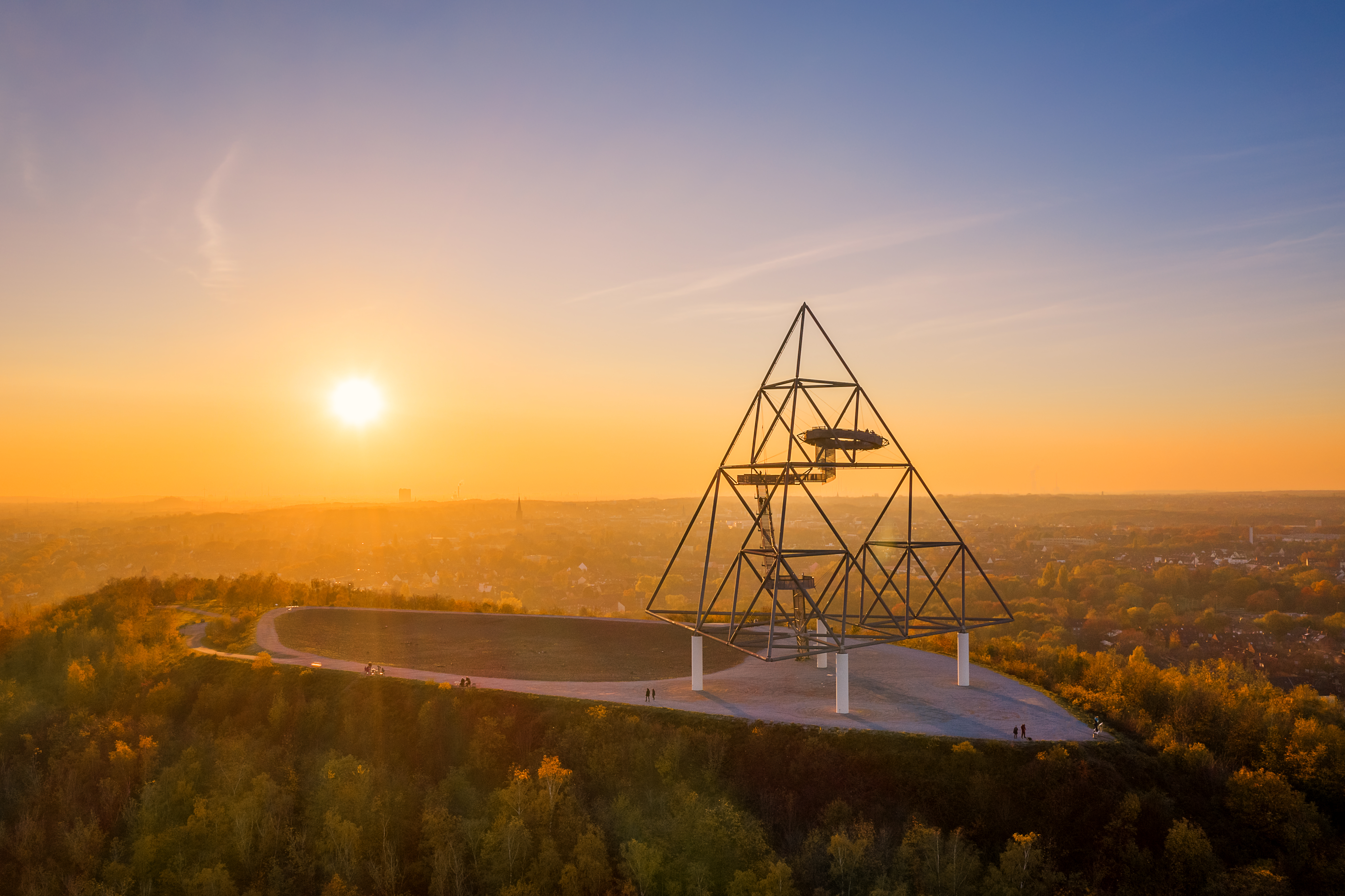 Die Sonne geht am Tetraeder unter. 