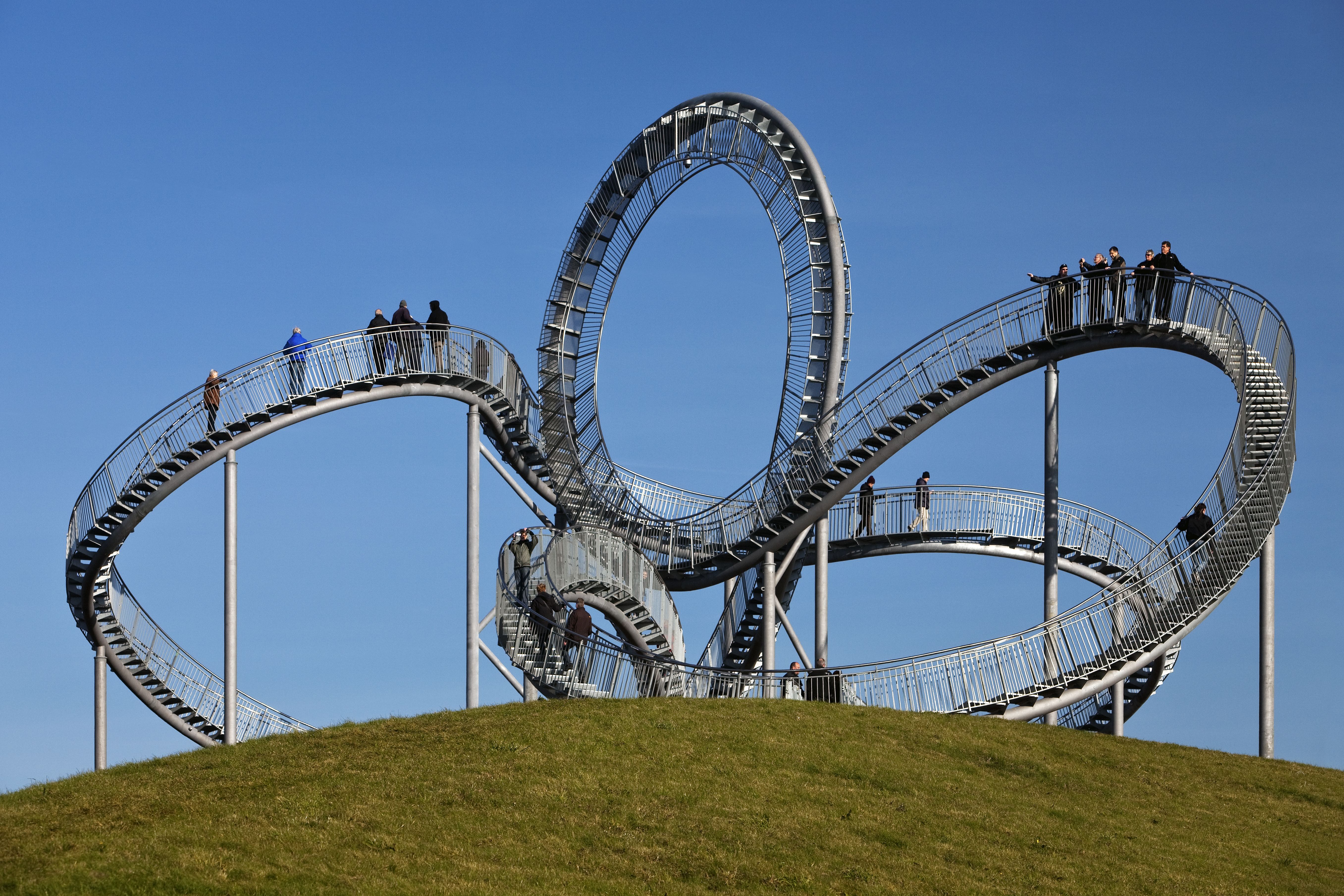 Die begehbare Achterbahn-Skulptur 'Tiger & Turtle - Magic Mountain' auf der Heinrich-Hildebrand-Höhe in Duisburg. 