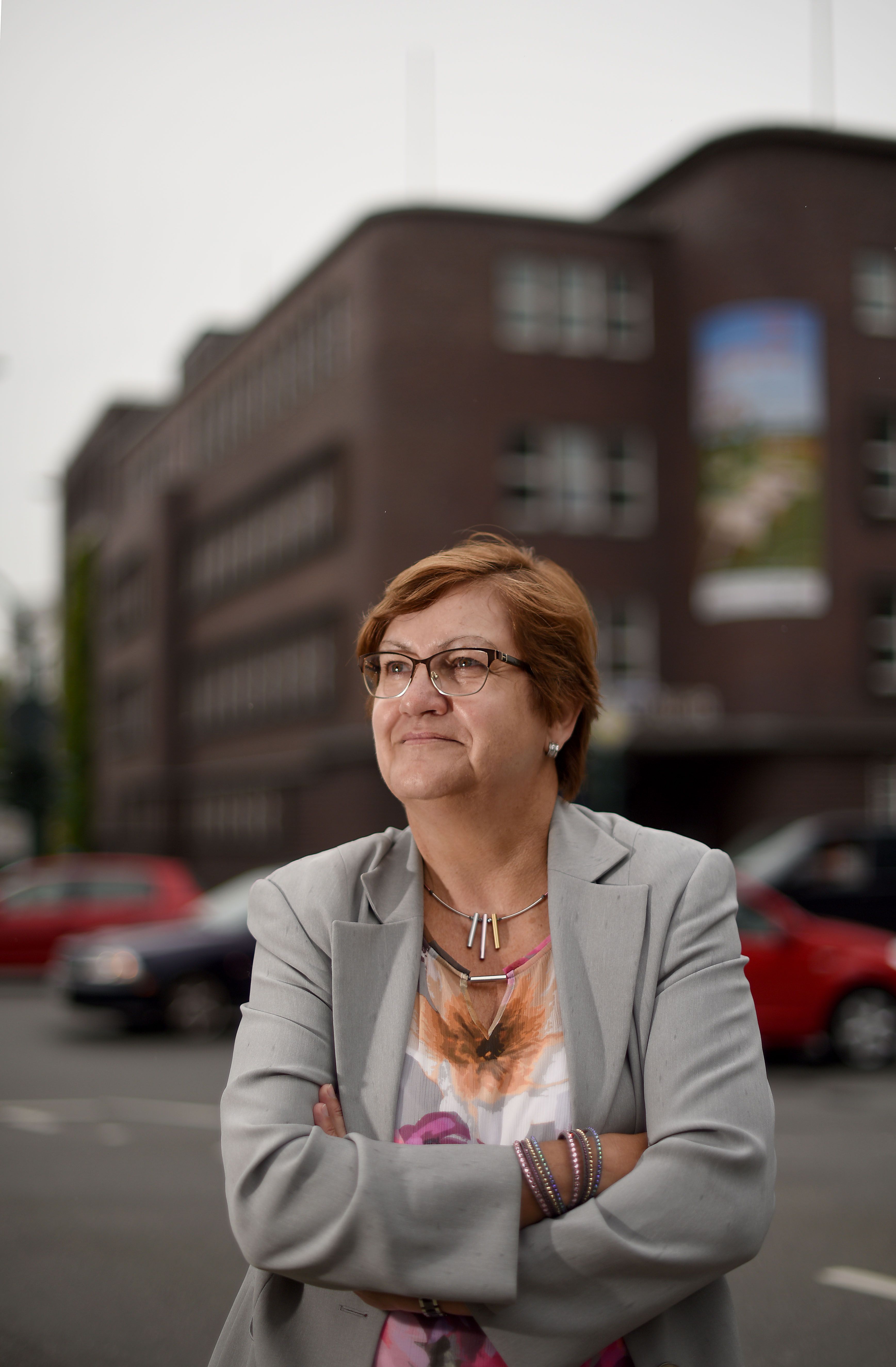Das Mitarbeiterportrait in Hochformat vor dem RVR Verbandsgebäude in Essen zeigt die RVR Regionaldirektorin und Verbandsleiterin Karola Geiß-Netthöfel.