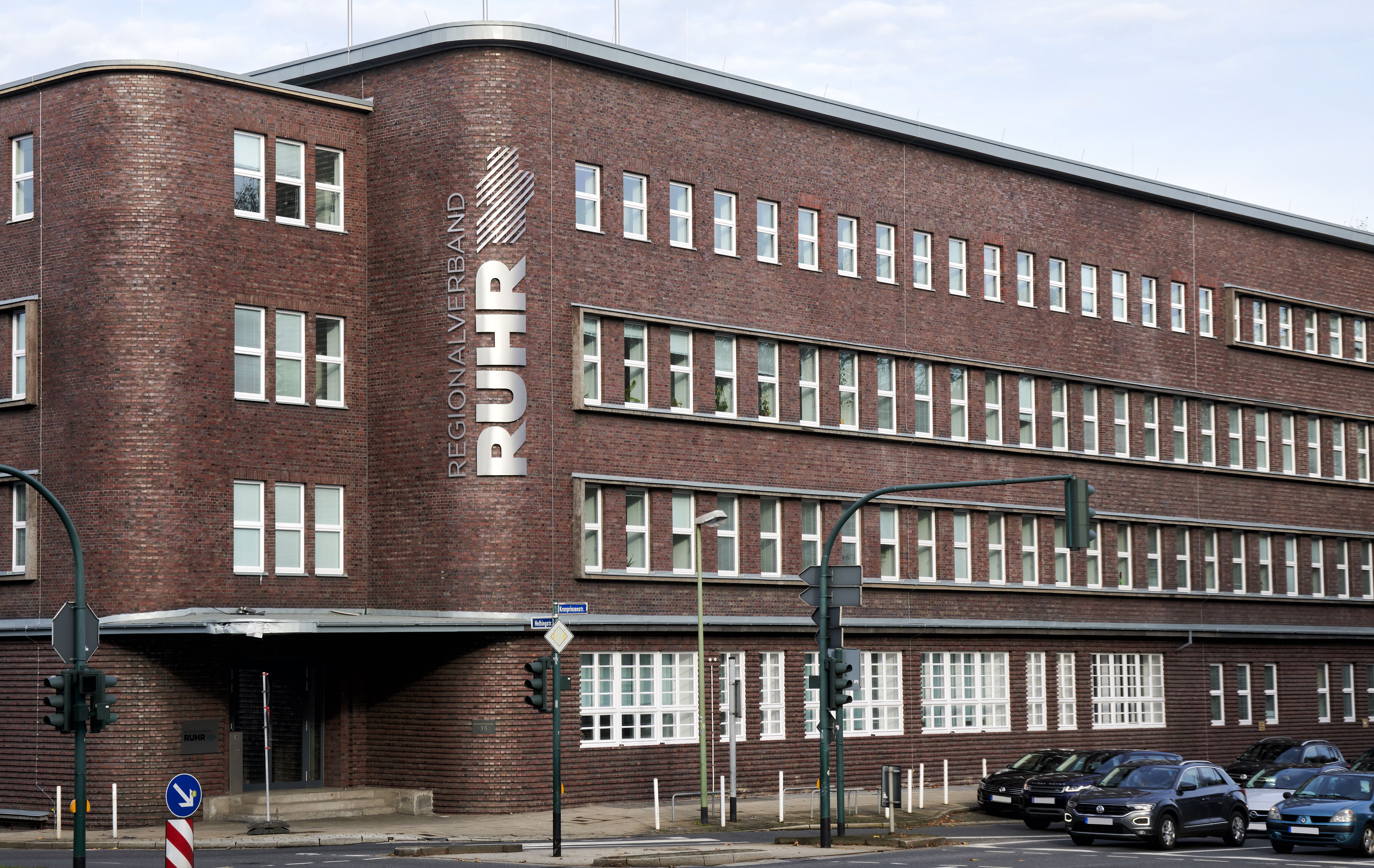 Das Hauptgebäude des Regionalverband Ruhr (RVR) an der Kronprinzenstraße 35 in Essen im Herbst 2019.