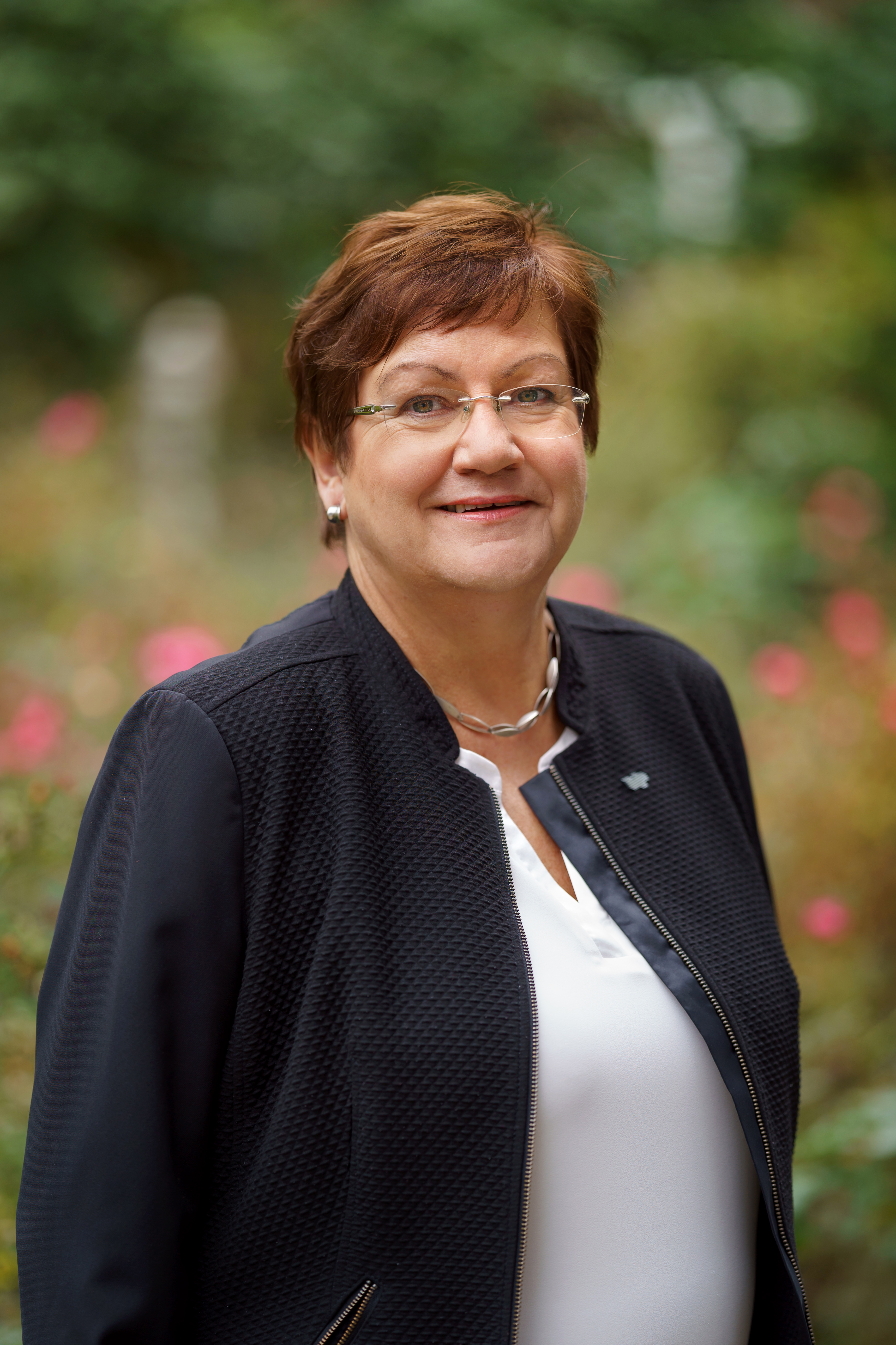 Karola Geiß-Netthöfel - hochformatiges Portraitfoto.