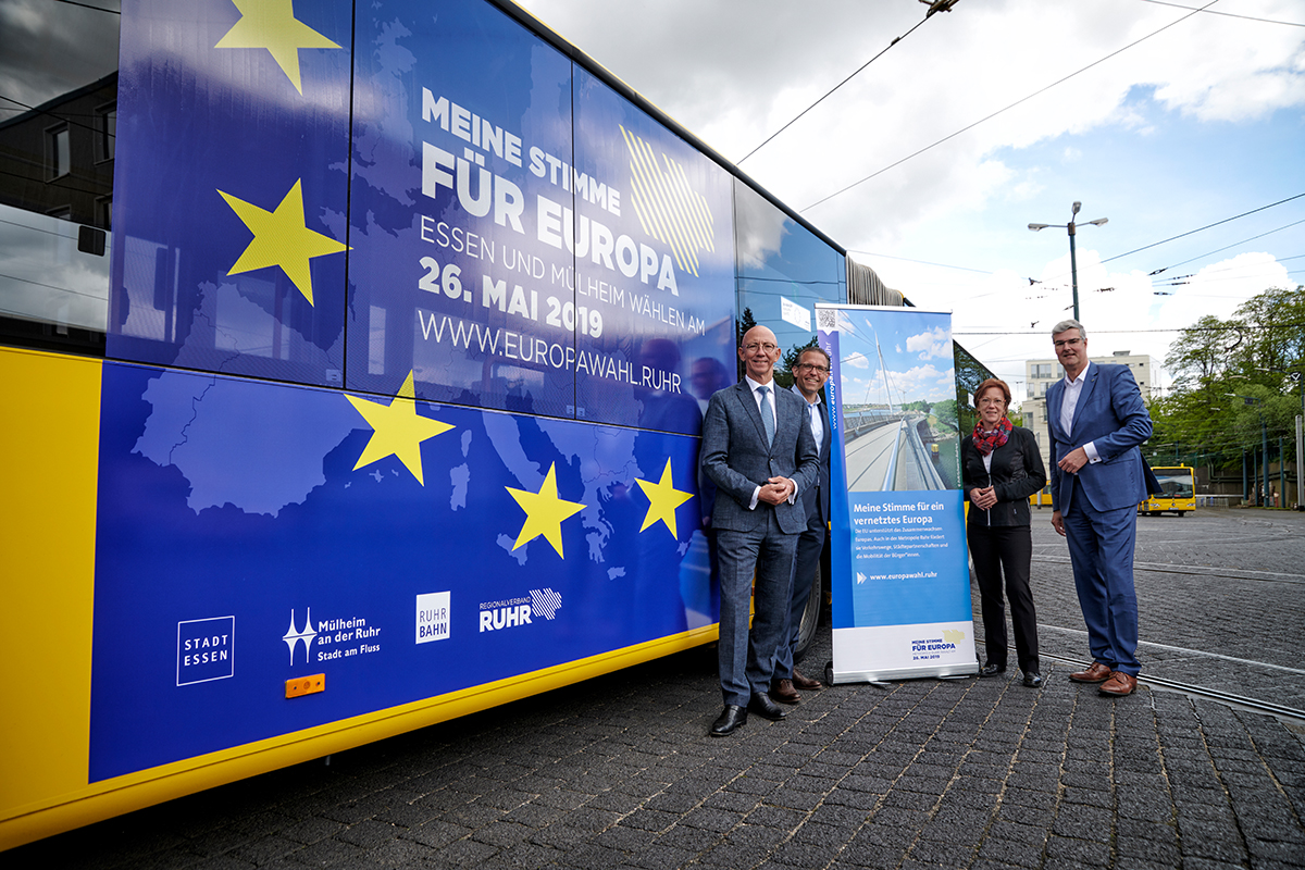 Fahrzeuge der Ruhrbahn werben für den Wahltag