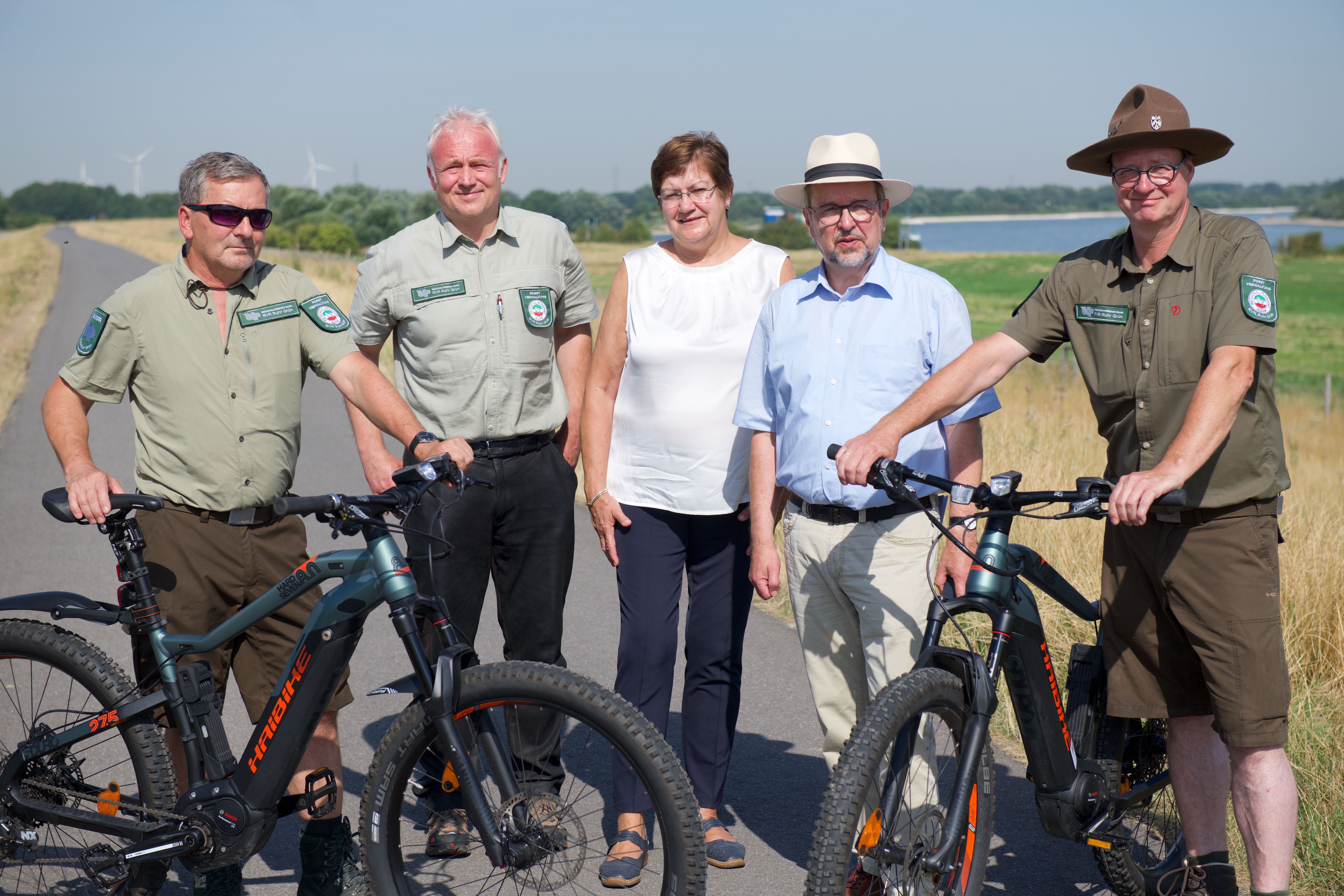 Die Ranger des Regionalverbandes Ruhr (RVR) zusammen mit RVR-Direktorin Karola Geiß-Netthöfel, Landrat Dr. Ansgar Müller (rechts) und Thomas Kämmerling, RVR-Betriebsleiter Ruhr Grün.