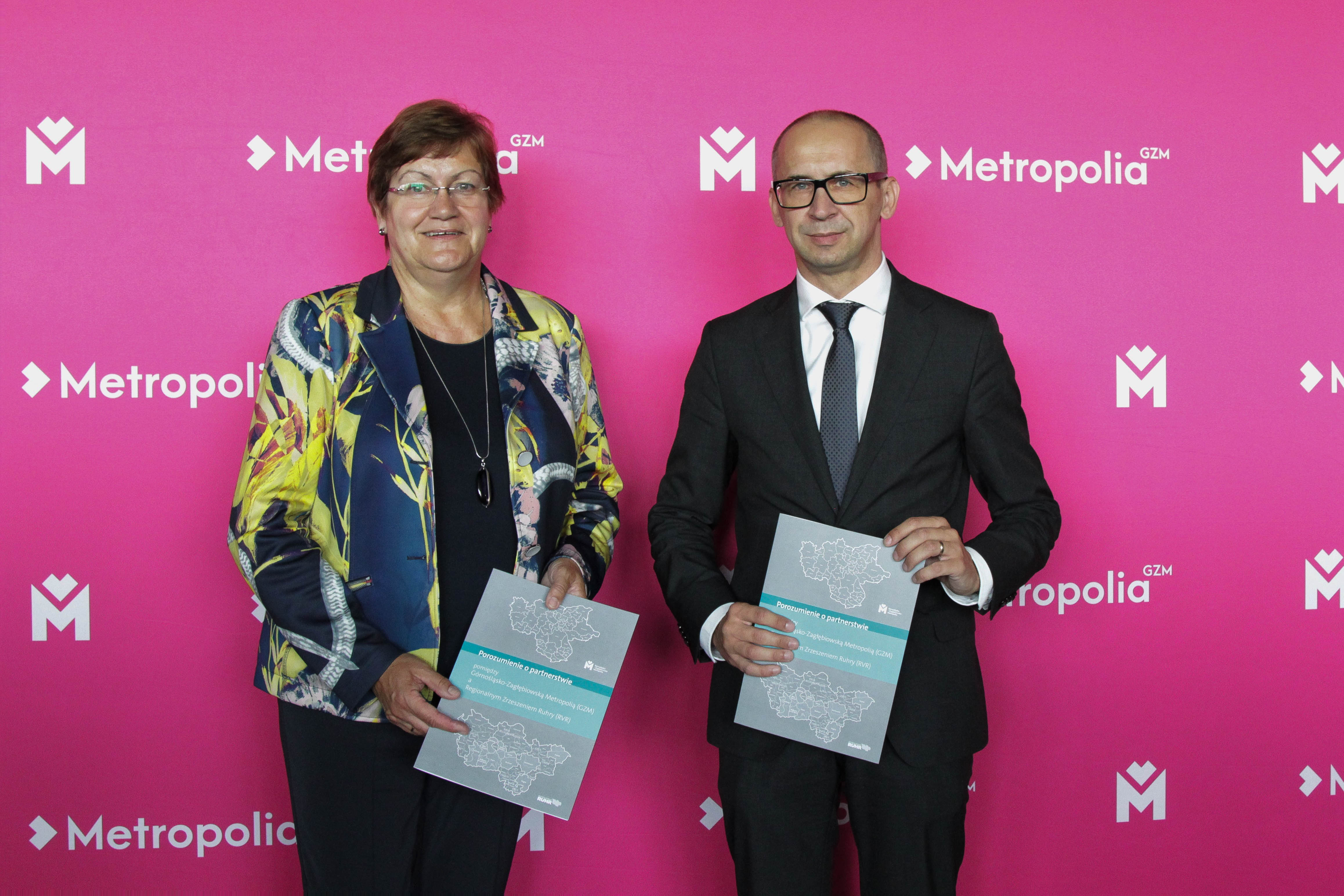 Nach der Vertragsunterschrift: RVR-Direktorin Karola Geiß-Netthöfel und Kazimierz Karolczak, Vorstandsvorsitzender der Metropolis GZM.