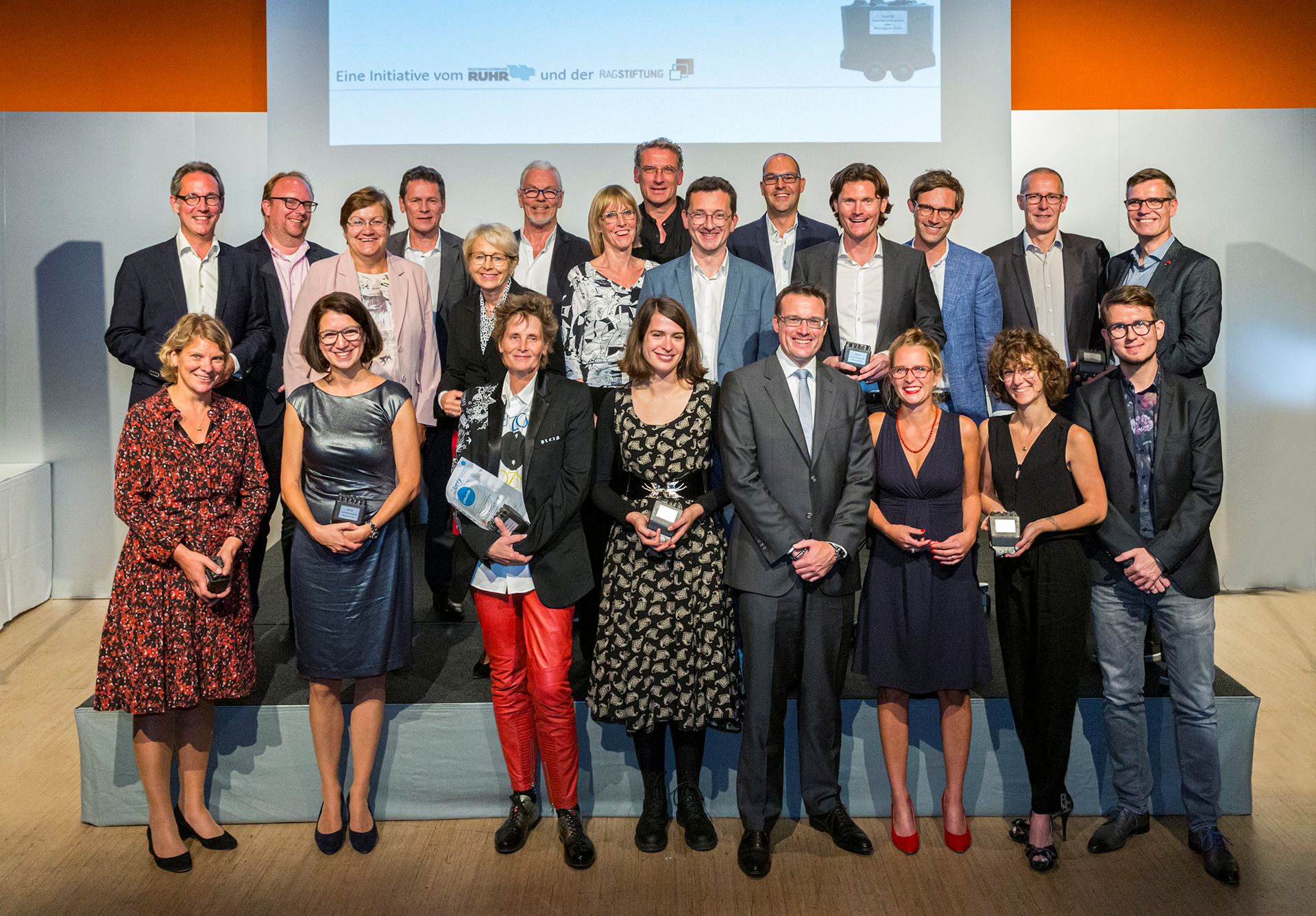 Gewinnerinnen und Gewinner zusammen mit Laudatoren und Preisgebern bei der Preisverleihung auf Zollverein.