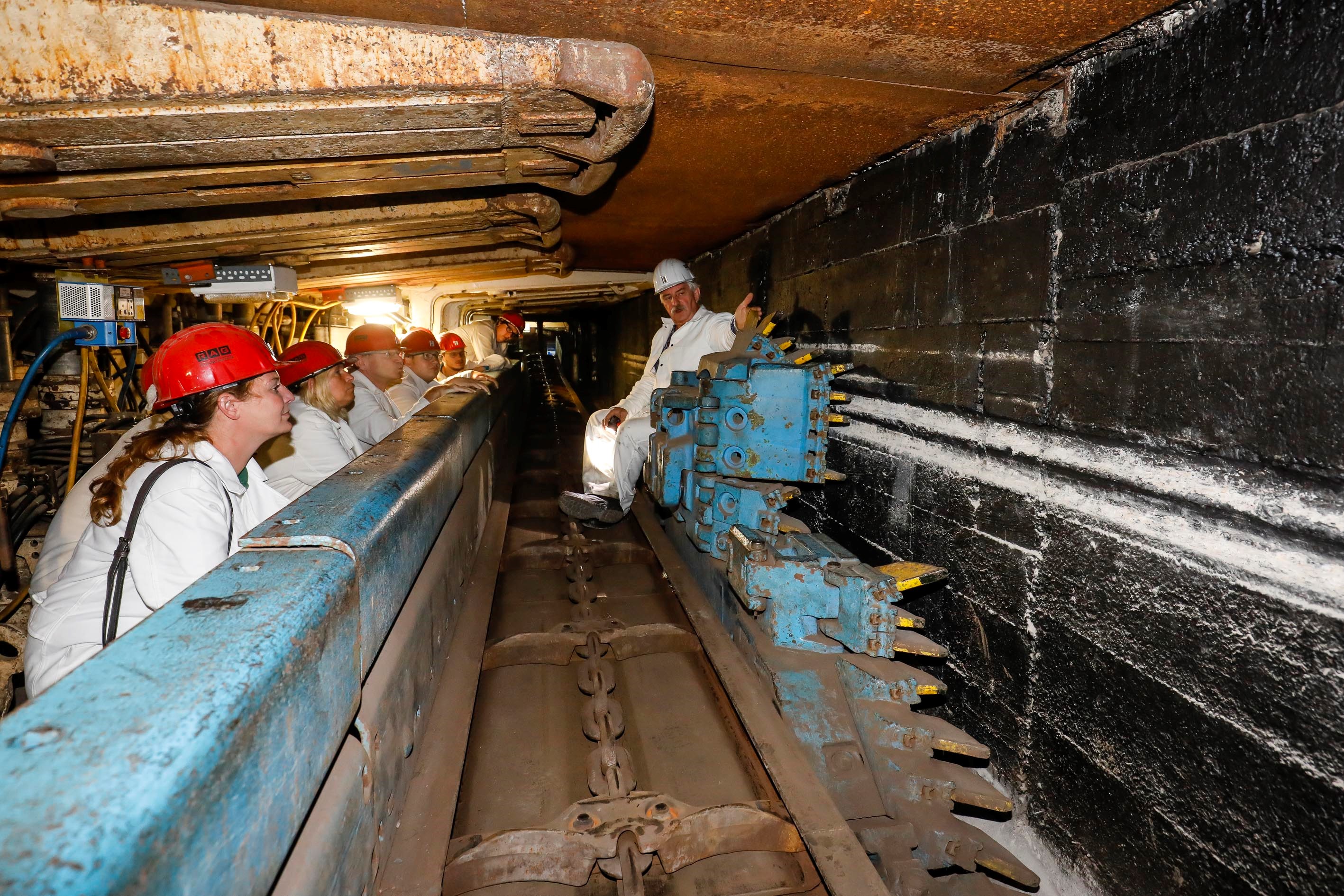 Einer der rund 250 Ehrenamtlichen führt die Gruppe durch das Erlebnisbergwerk. 