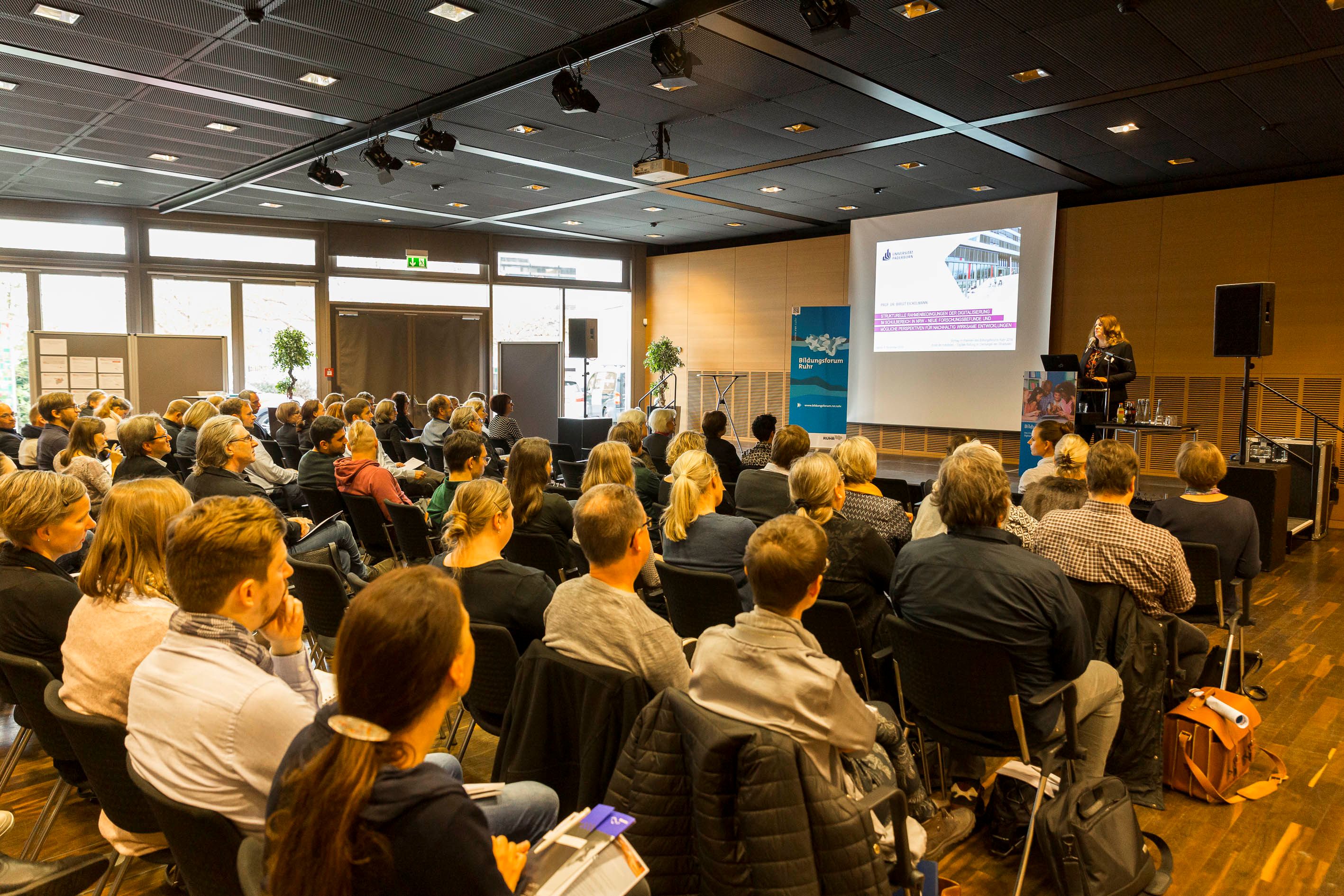 Blick in den Konferenzraum während des Bildungsforum Ruhr am 7. November 2019 in Hamm.