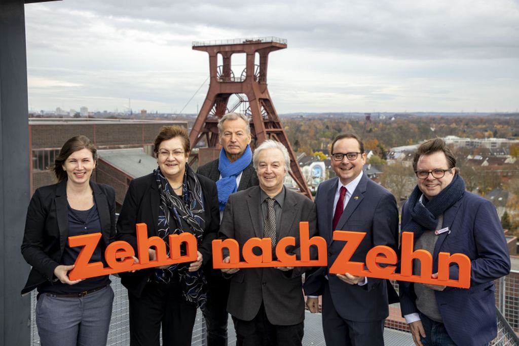 Programmvorstellung Zehn nach Zehn: Melanie Kemner, Projektteam Zehn nach Zehn, Karola Geiß-Netthöfel, Regionaldirektorin des Regionalverbandes Ruhr, Wolfram Lenssen, Lichtkünstler, Prof. Heinrich Theodor Grütter, Mitglied des Vorstands der Stiftung Zollverein und Direktor des Ruhr Museums, Thomas Kufen, Oberbürgermeister der Stadt Essen, Ralph Kindel, Projektteam Zehn nach Zehn.
