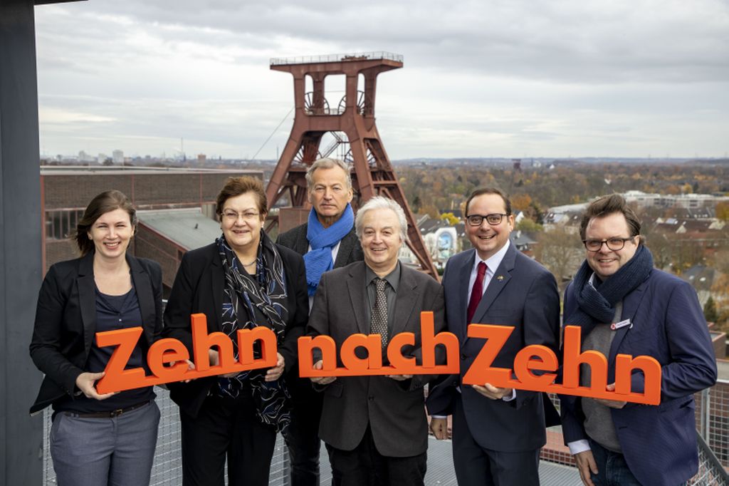 Programmvorstellung Zehn nach Zehn: Melanie Kemner, Projektteam Zehn nach Zehn, Karola Geiß-Netthöfel, Regionaldirektorin des Regionalverbandes Ruhr, Wolfram Lenssen, Lichtkünstler, Prof. Heinrich Theodor Grütter, Mitglied des Vorstands der Stiftung Zollverein und Direktor des Ruhr Museums, Thomas Kufen, Oberbürgermeister der Stadt Essen, Ralph Kindel, Projektteam Zehn nach Zehn.