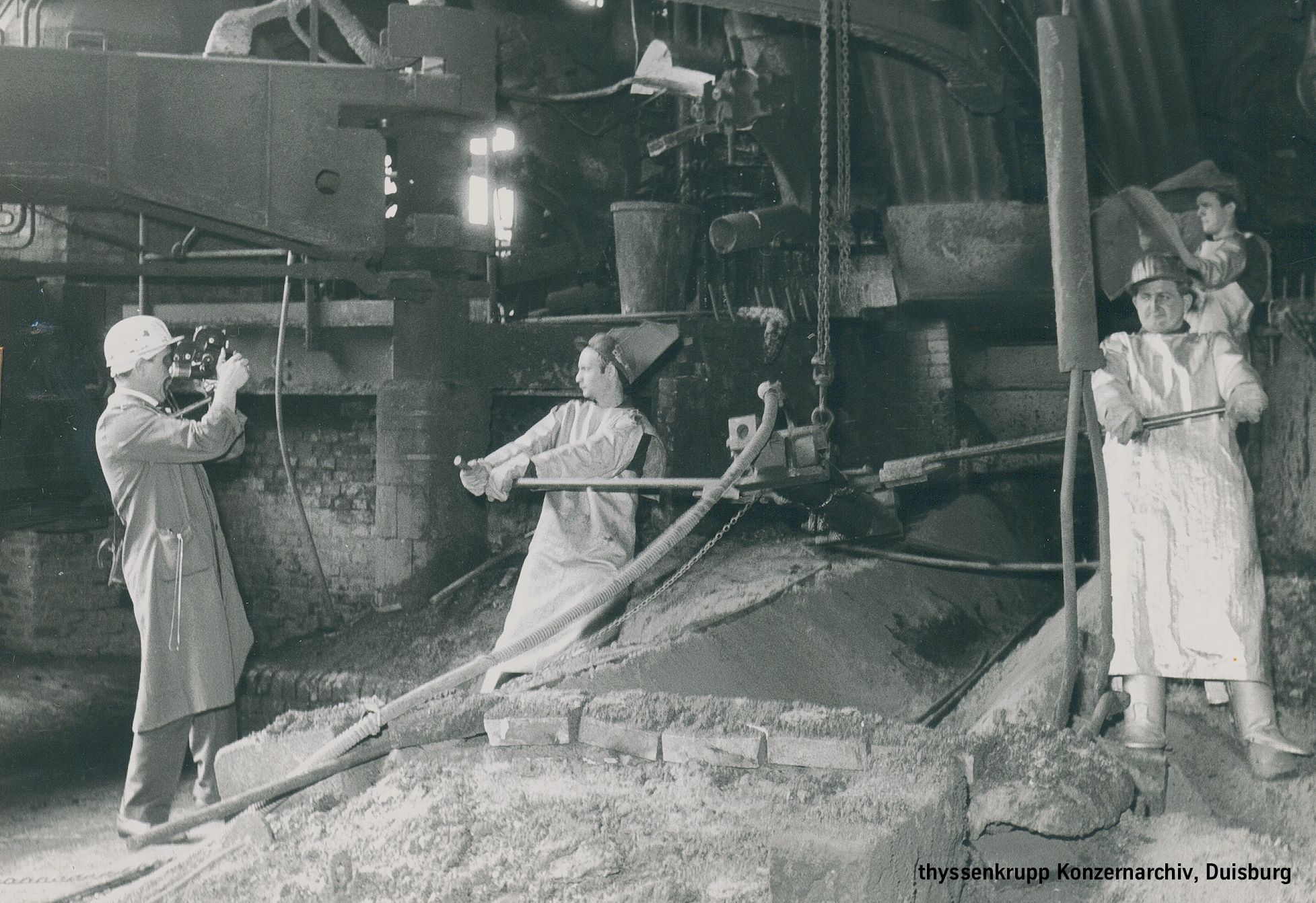 "Hier und Heute" filmen am Hochofen der Niederrheinischen Hütte AG im Juni 1962. An der Kamera der WDR-Fernsehreporter Friedhelm Porck.