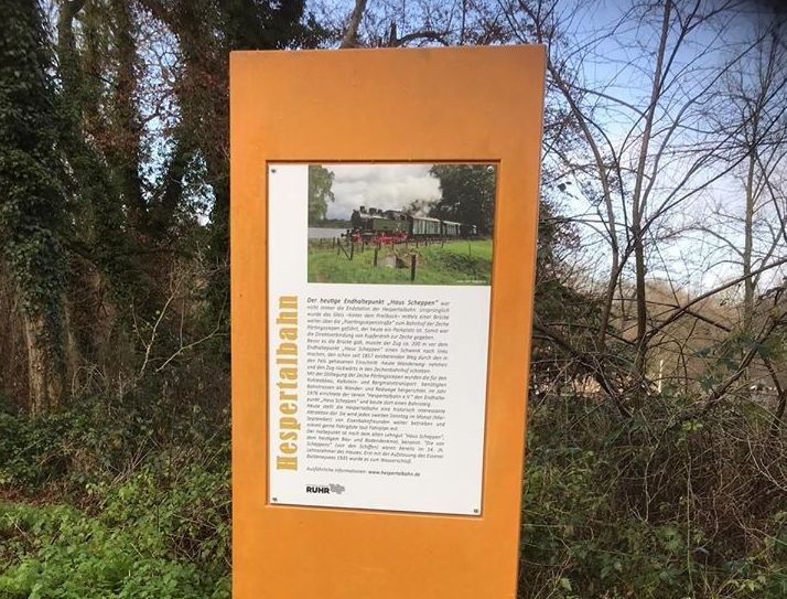Infotafel zur Hespertalbahn an der Route Pörtingsiepen in Essen.