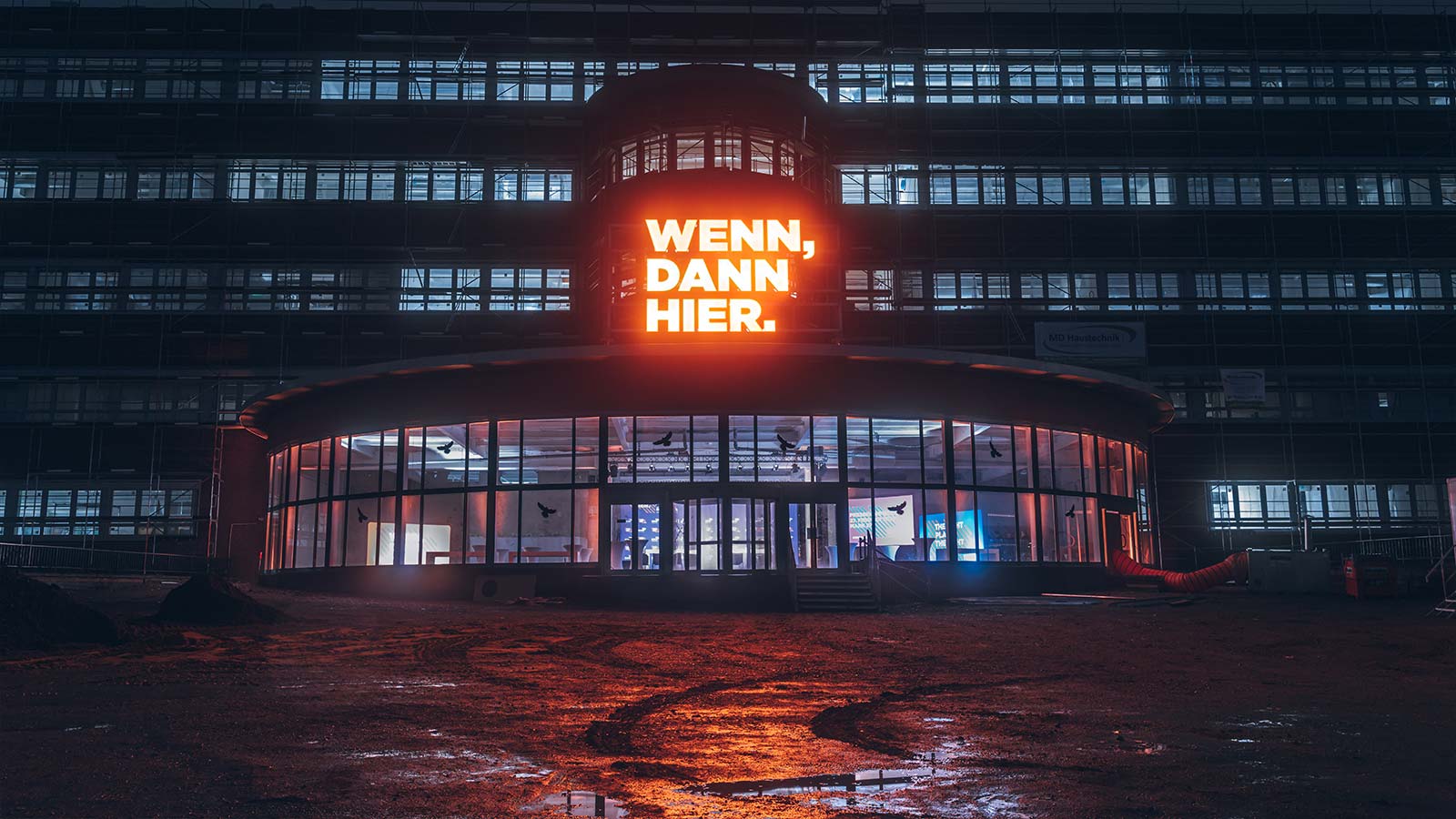Leuchtschrift über der Rotunde des ehemaligen Opel-Werks in Bochum anlässlich des Starts der neuen Standortmarketing-Kampagne des Regionalverbandes Ruhr (RVR).
