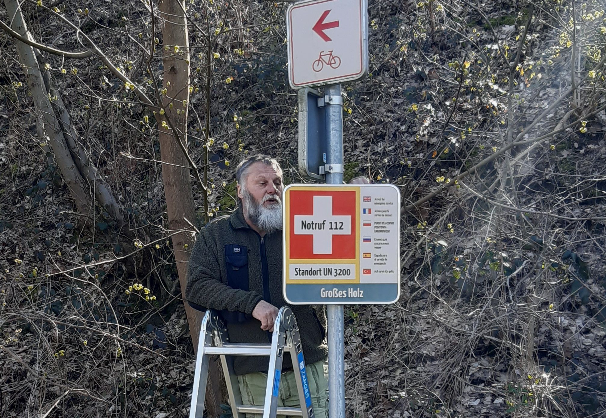 RVR-Mitarbeiter Reinhard Tschäge zieht die letzte Schraube an beim neuen Rettungspunkt auf der Halde Großes Holz in Bergkamen.