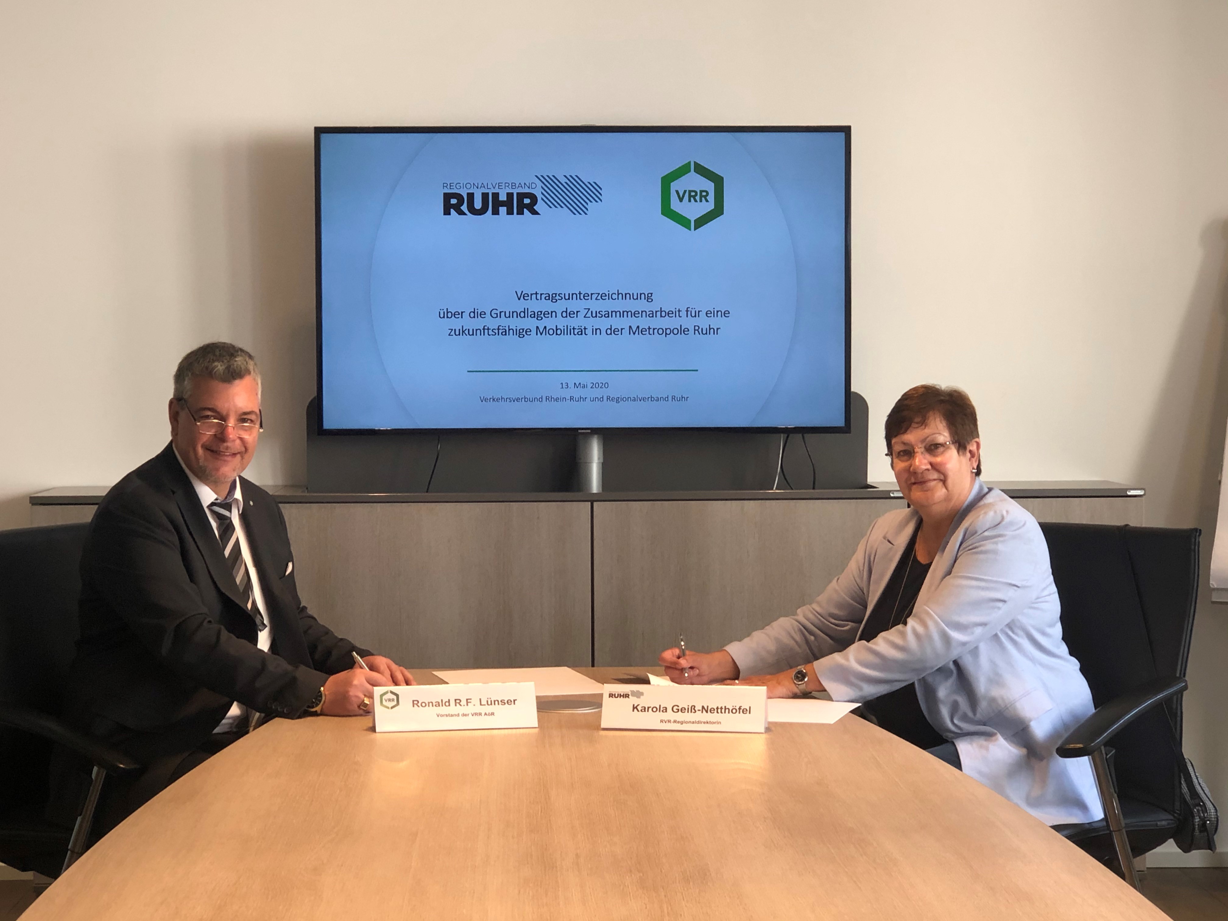 Bei der Vertragsunterzeichnung am 14. Mai 2020 in Essen: VRR-Vorstandssprecher Ronald R.F. Lünser und RVR-Regionaldirektorin Karola Geiß-Netthöfel.