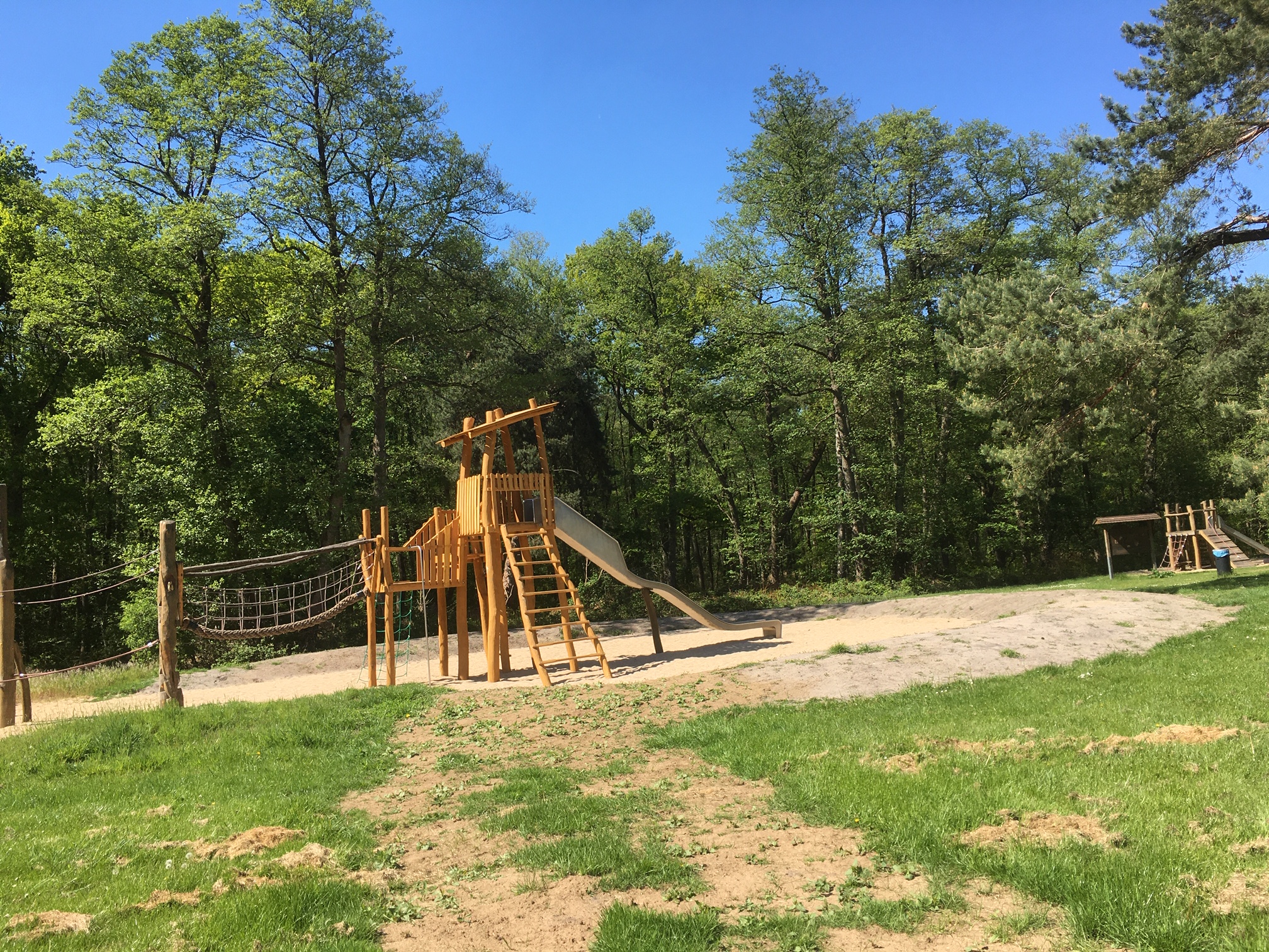 Kletterturm mit Rutsche auf dem umgestalteten Spielplatz am RVR-Besucherzentrum Heidhof in Bottrop-Kirchhellen.