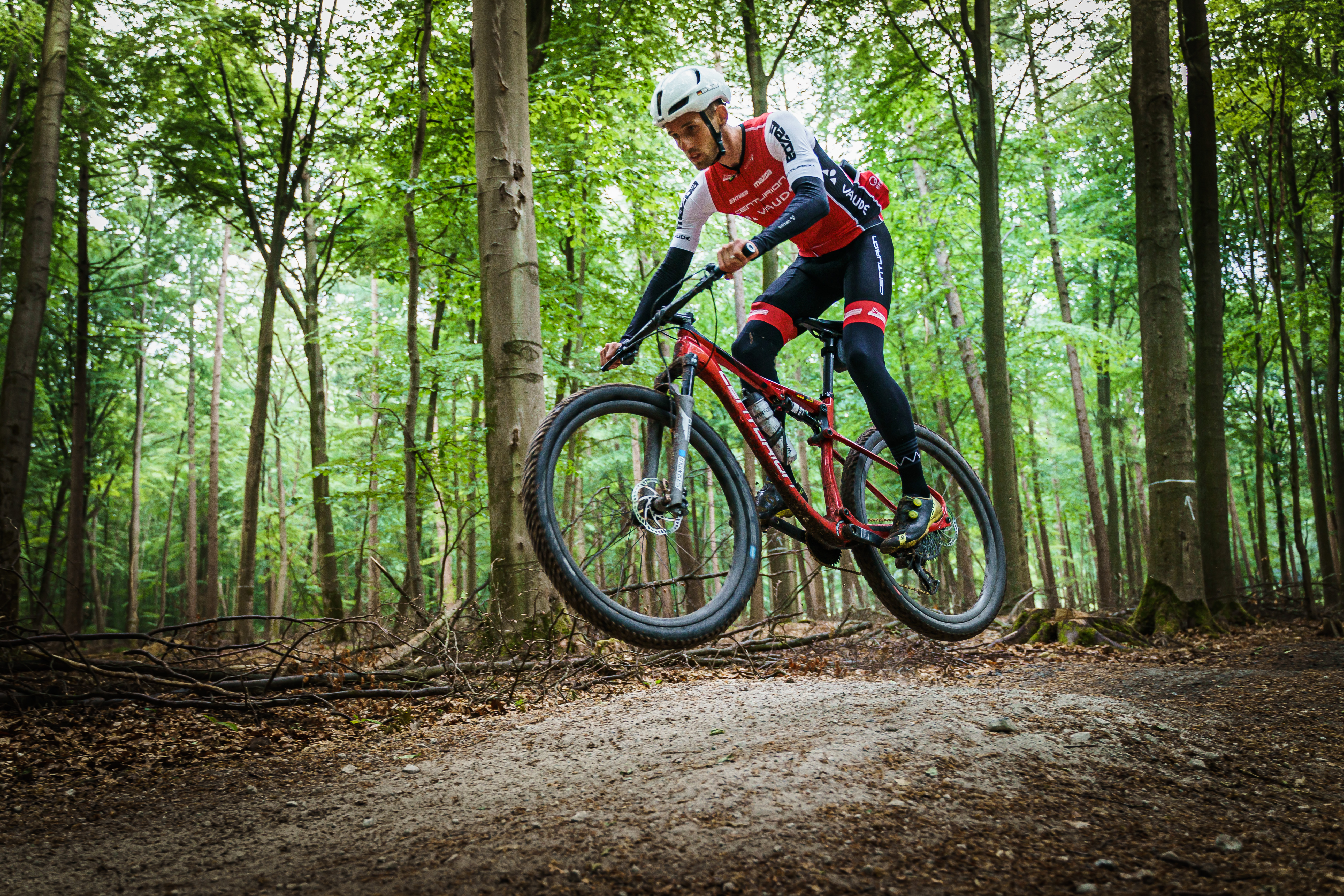 Ben Zwiehoff, Profi-Mountainbiker aus Essen, fährt eine Proberunde auf dem neu eröffneten MTB-Rundweg Haard on Tour.