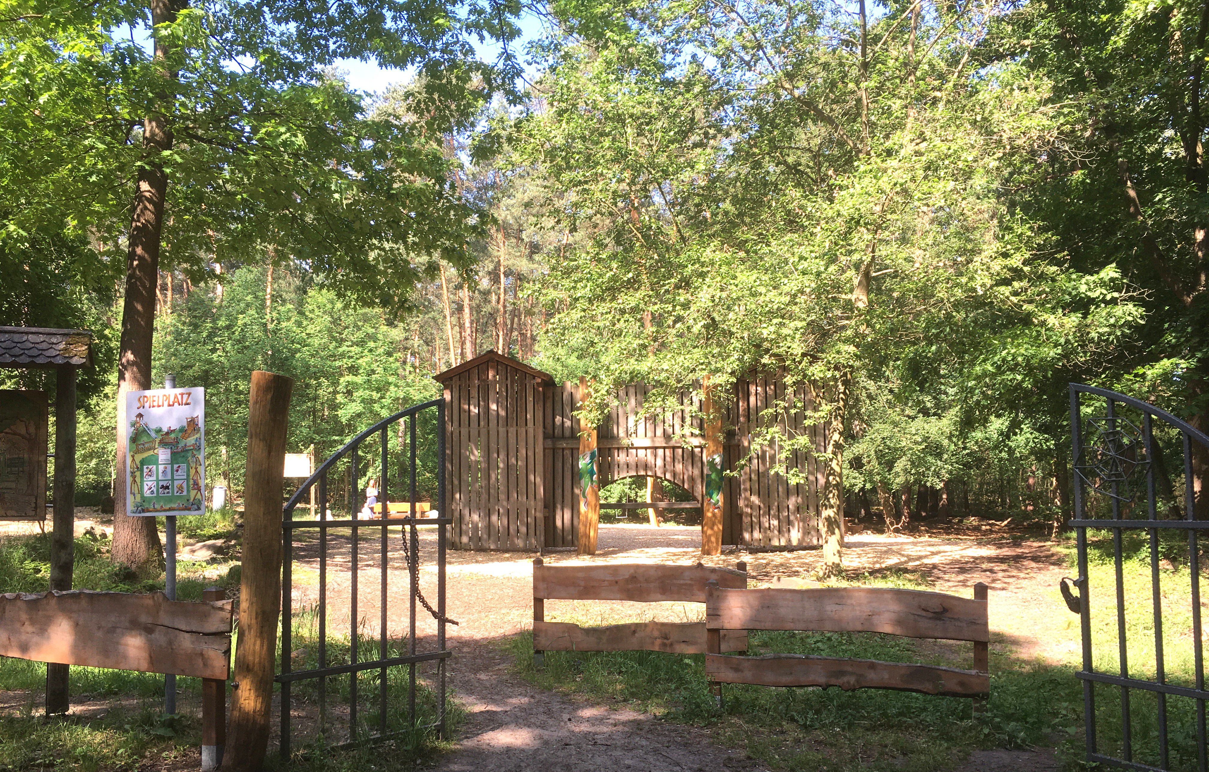 Blick auf den neu gestalteten Spielplatz Dachsberg im RVR-Waldgebiet Haard bei Recklinghausen.