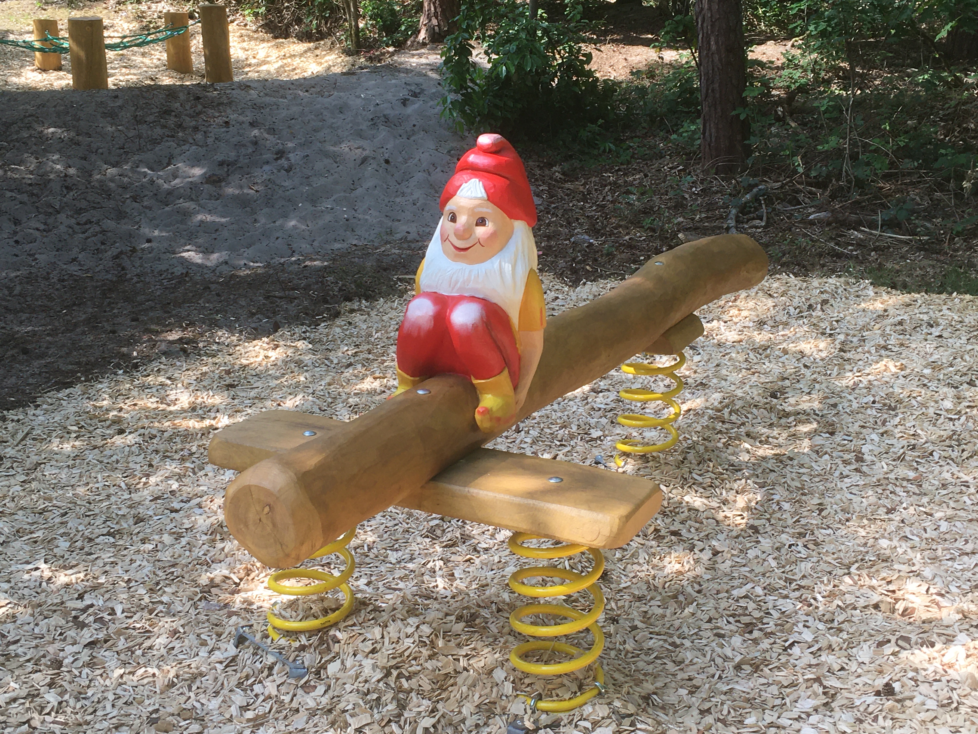 Zwergenwippe auf dem neuen Spielplatz Dachsberg im RVR-Waldgebiet Haard bei Recklinghausen.