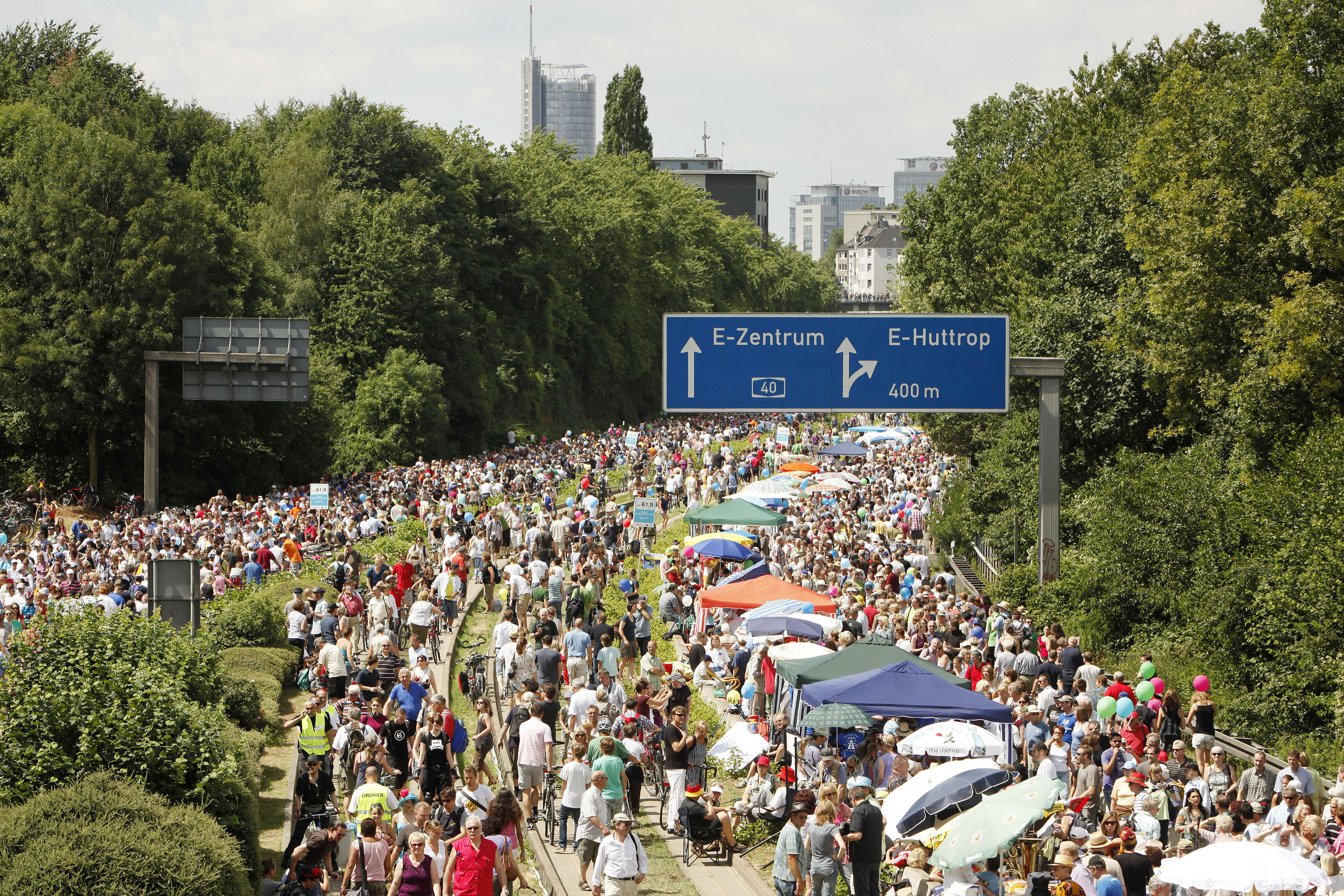 Die gesperrte A 40 mitten in Essen anlässlich der Aktion "Still-Leben" während des Kulturhauptstadt-Jahres Ruhr 2010 überall in der Metropole Ruhr.