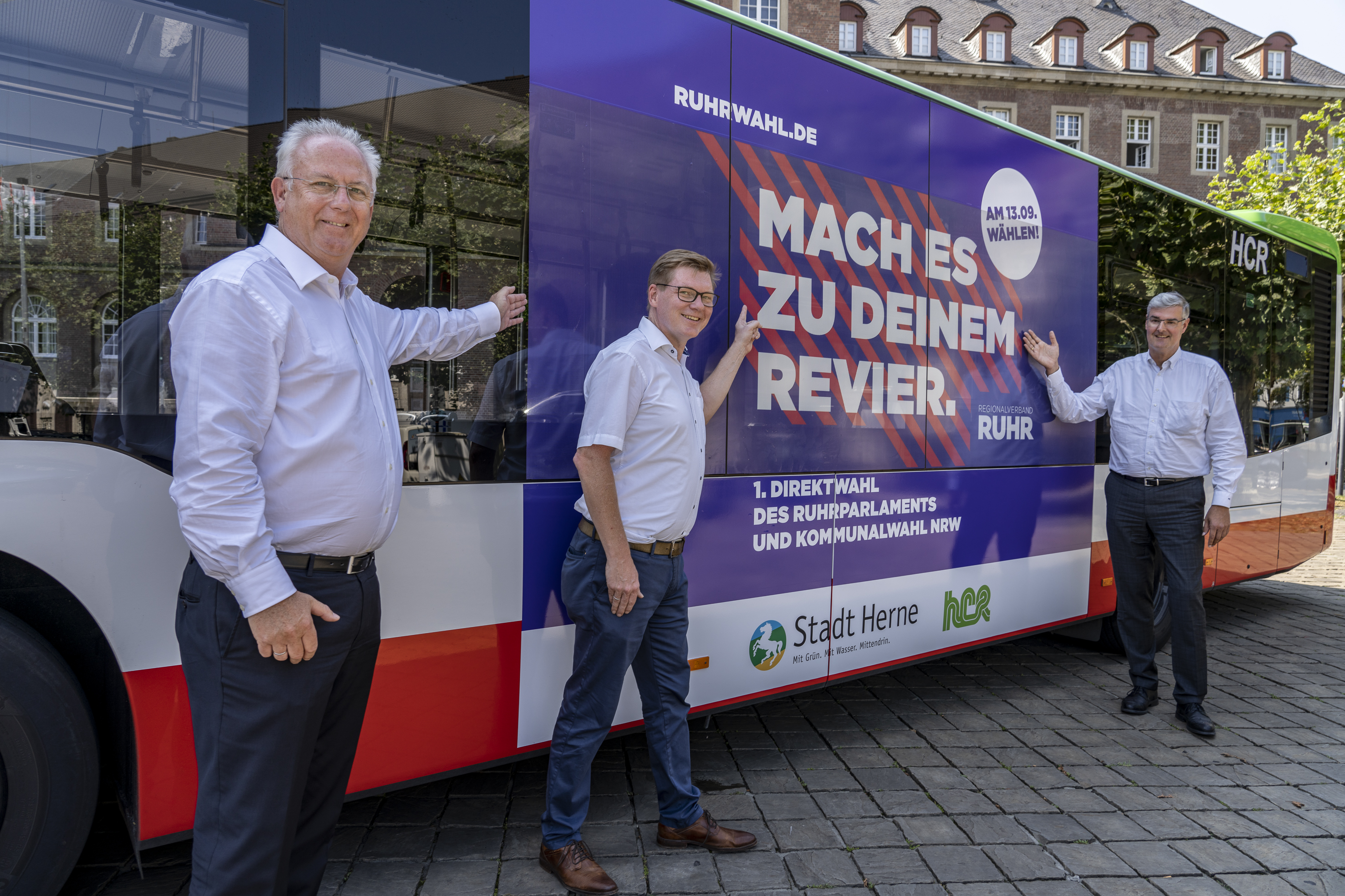 Präsentieren den Bus zur Ruhrwahl: Dr. Hans Werner Klee, Kämmerer der Stadt Herne, HCR-Pressesprecher Dirk Rogalla und Markus Schlüter, RVR-Beigeordneter Wirtschaft (v.l.)