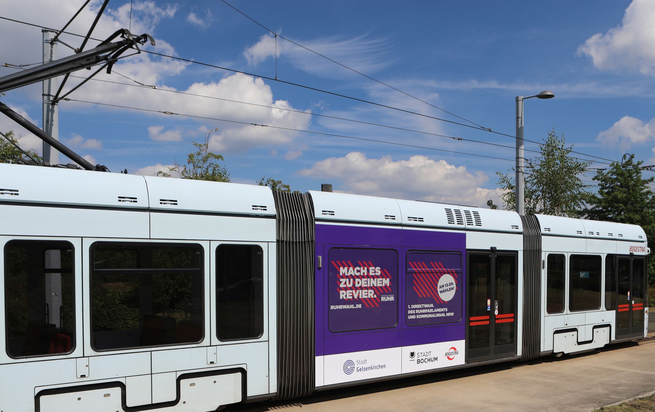 Bogestra-Bahn mit Werbung zur Ruhrwahl am 13. September 2020.