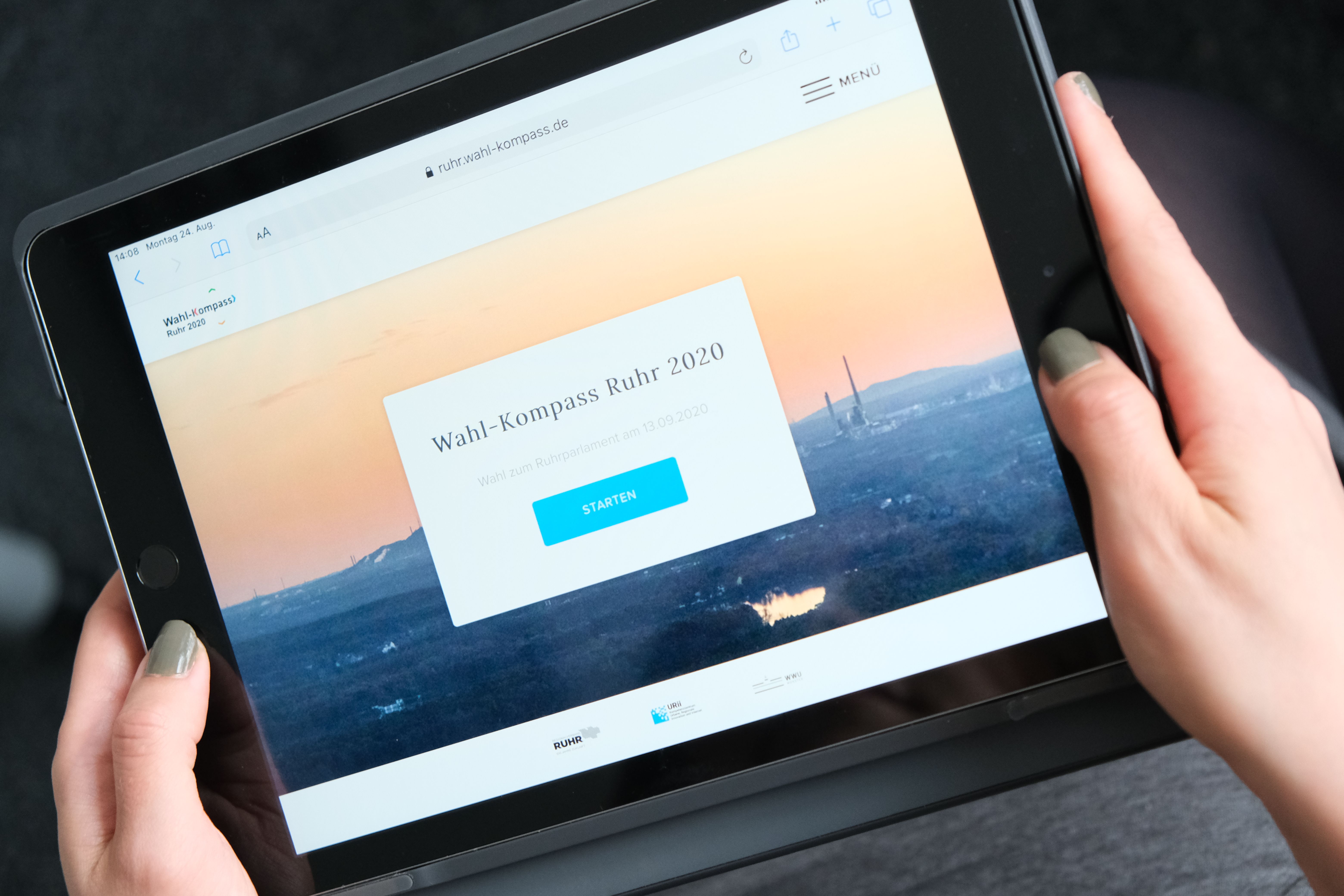Tablet mit Online-Ansicht Wahl-Kompass.