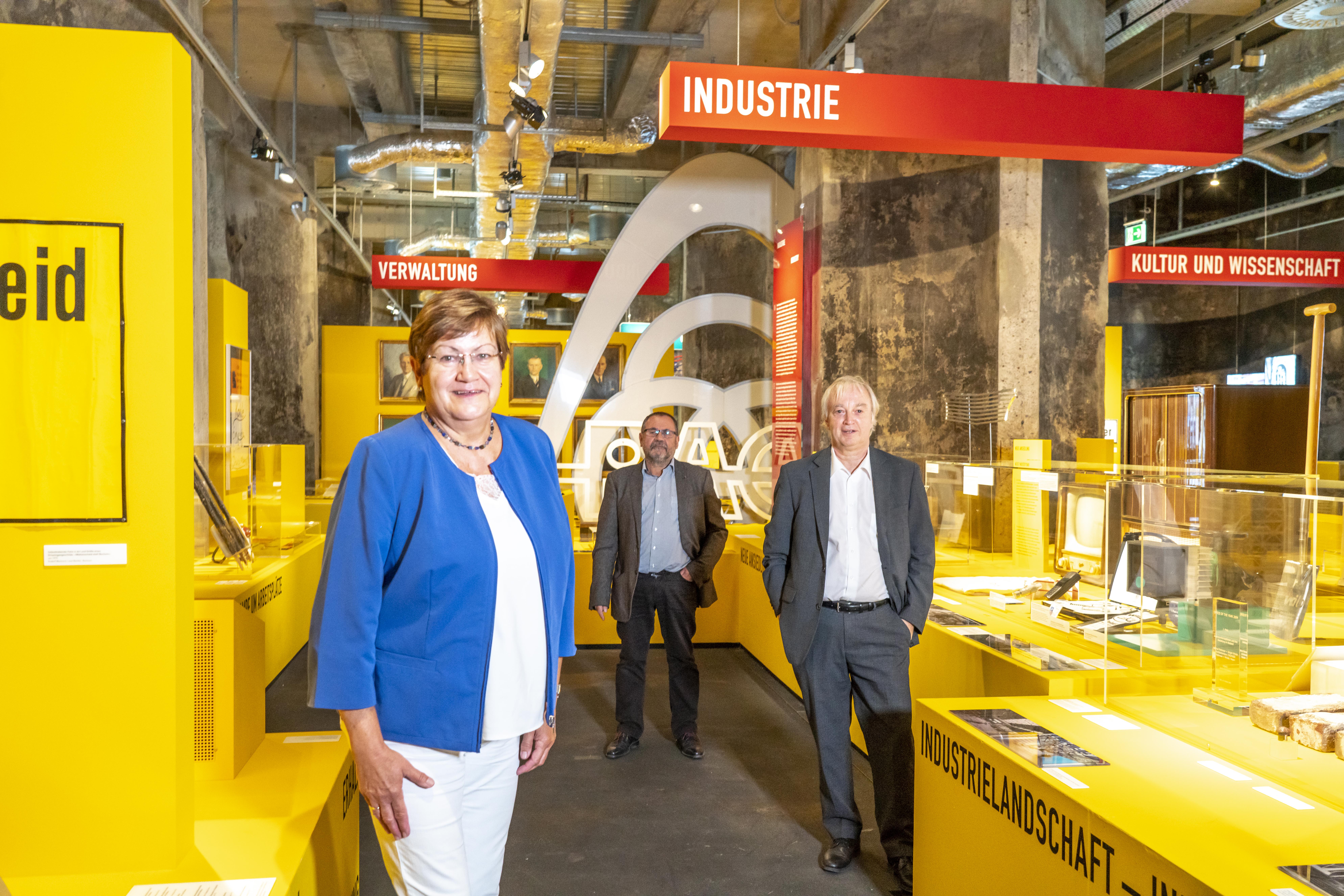 Karola Geiß-Netthöfel, RVR-Regionadirektorin, und Prof. Theo Grütter, Leiter Ruhr Museum, bei der Eröffnung der Ausstellung  "100 Jahre Ruhrgebiet. Die andere Metropole" am 11. September 2020 im Ruhr Museum auf dem Welterbe Zollverein in Essen.