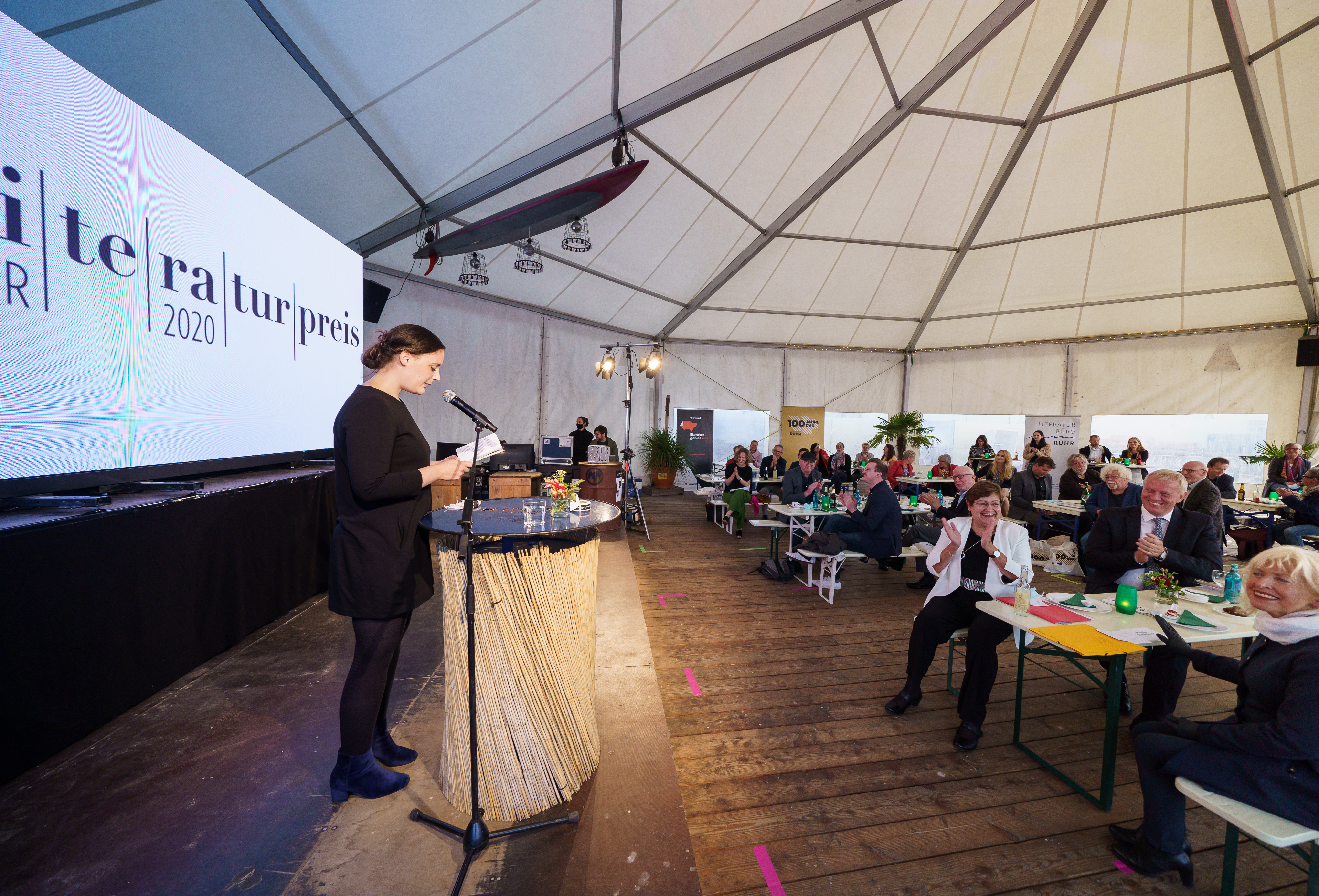 Blick in das Festzelt: Preisverleihung Literaturpreis Ruhr am Eventschiff Herr Walter im Dortmunder Hafen.