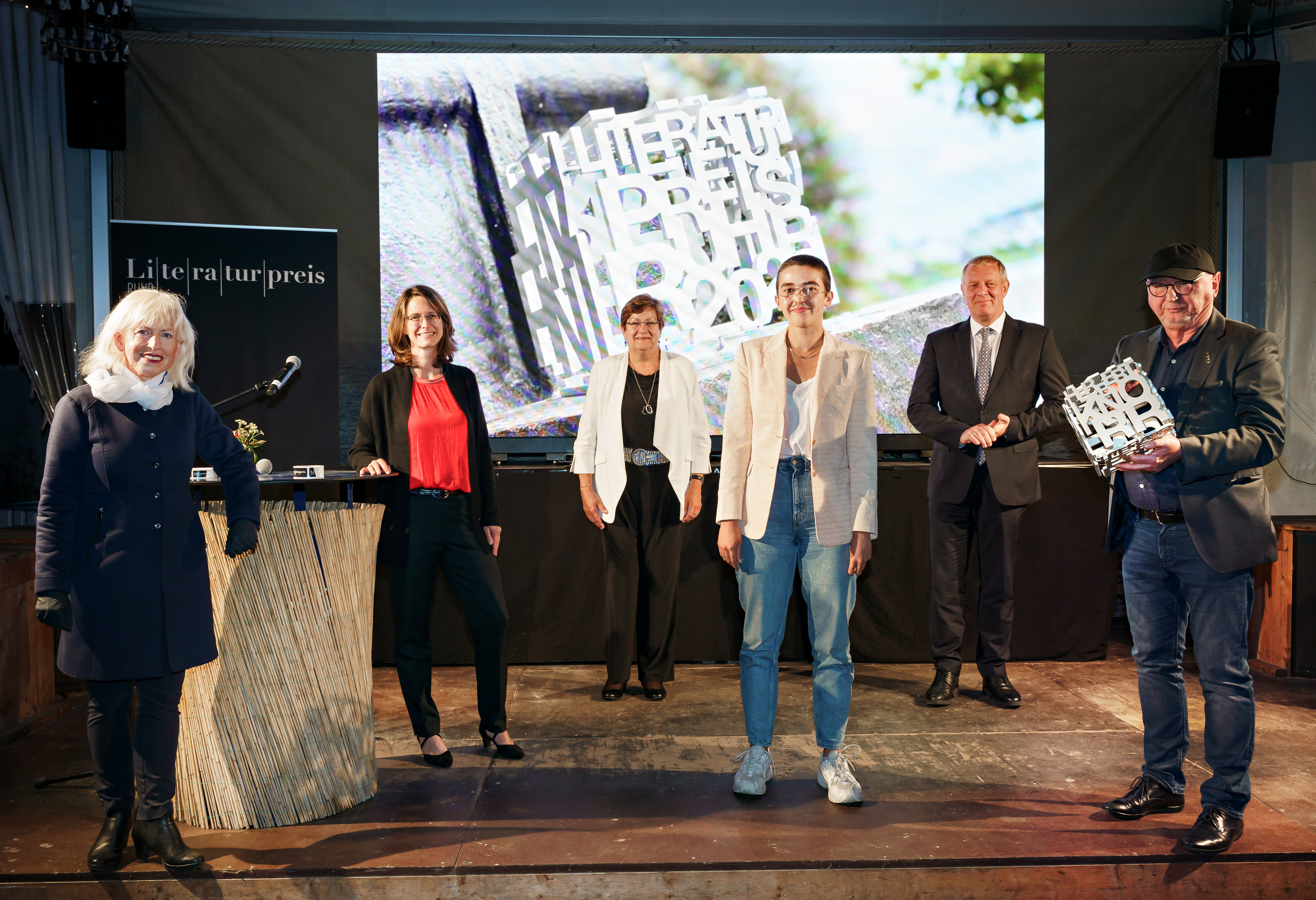 Monika Simshäuser, Vorsitzende RVR-Ausschuss Kultur und Sport, Anne Becker, Förderpreis, Karola Geiß-Netthöfel, RVR-Regionaldirektorin, Enis Maci, Hauptpreis, Ullrich Sierau, Oberbürgermeister Stadt Dortmund, Herbert Knorr, Ehrenpreis (v.l.)