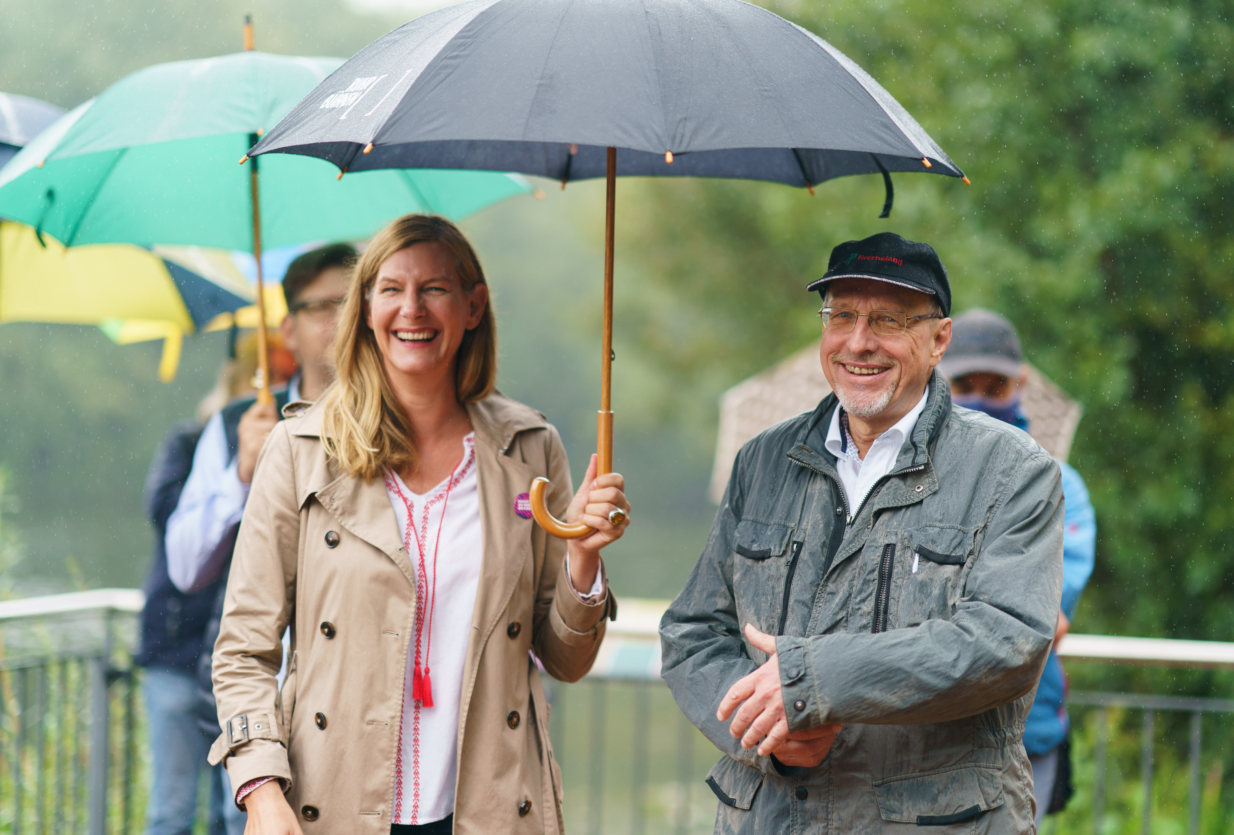 Personengruppe mit Regenschirmen: Gute Laune trotz Regen bei der Eröffnung der  Aussichtsplattform am Beversee in Bergkamen am 4. September 2020.