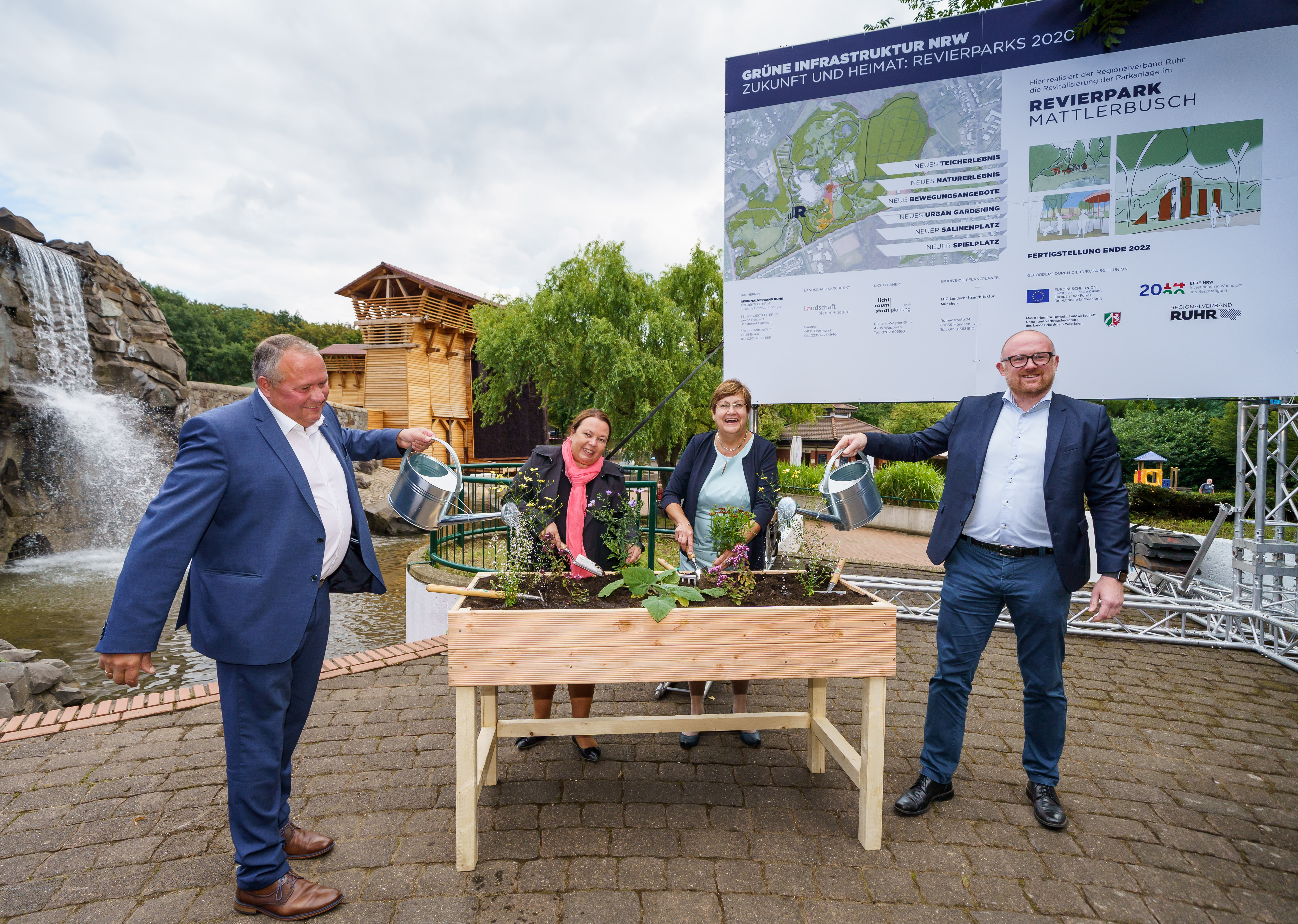 V.l.n.r.: Josef Hovenjürgen (Vorsitzender RVR-Verbandsversammlung), NRW-Umweltministerin Ursula Heinen-Esser, RVR-Regionaldirektorin Karola Geiß-Netthöfel, Duisburgs Oberbürgermeister Sören Link.