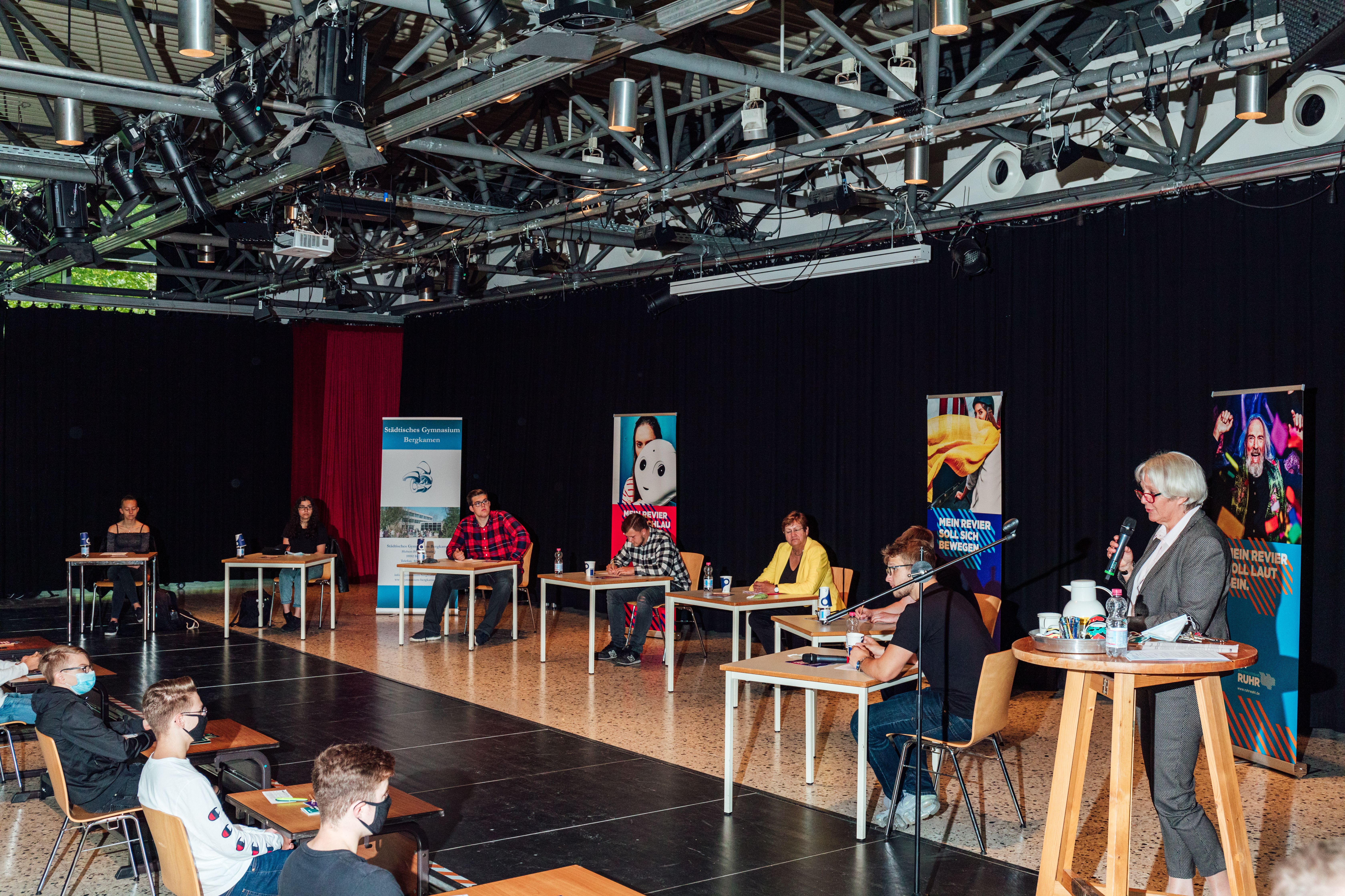 Am Städtischen Gymnasium Bergkamen stellte sich RVR-Regionaldirektorin Karola Geiß-Netthöfel im Rahmen der Aktion Juniorwahl den Fragen von sechs Schülerinnen und Schülern aus dem Jahrgang Q2.
