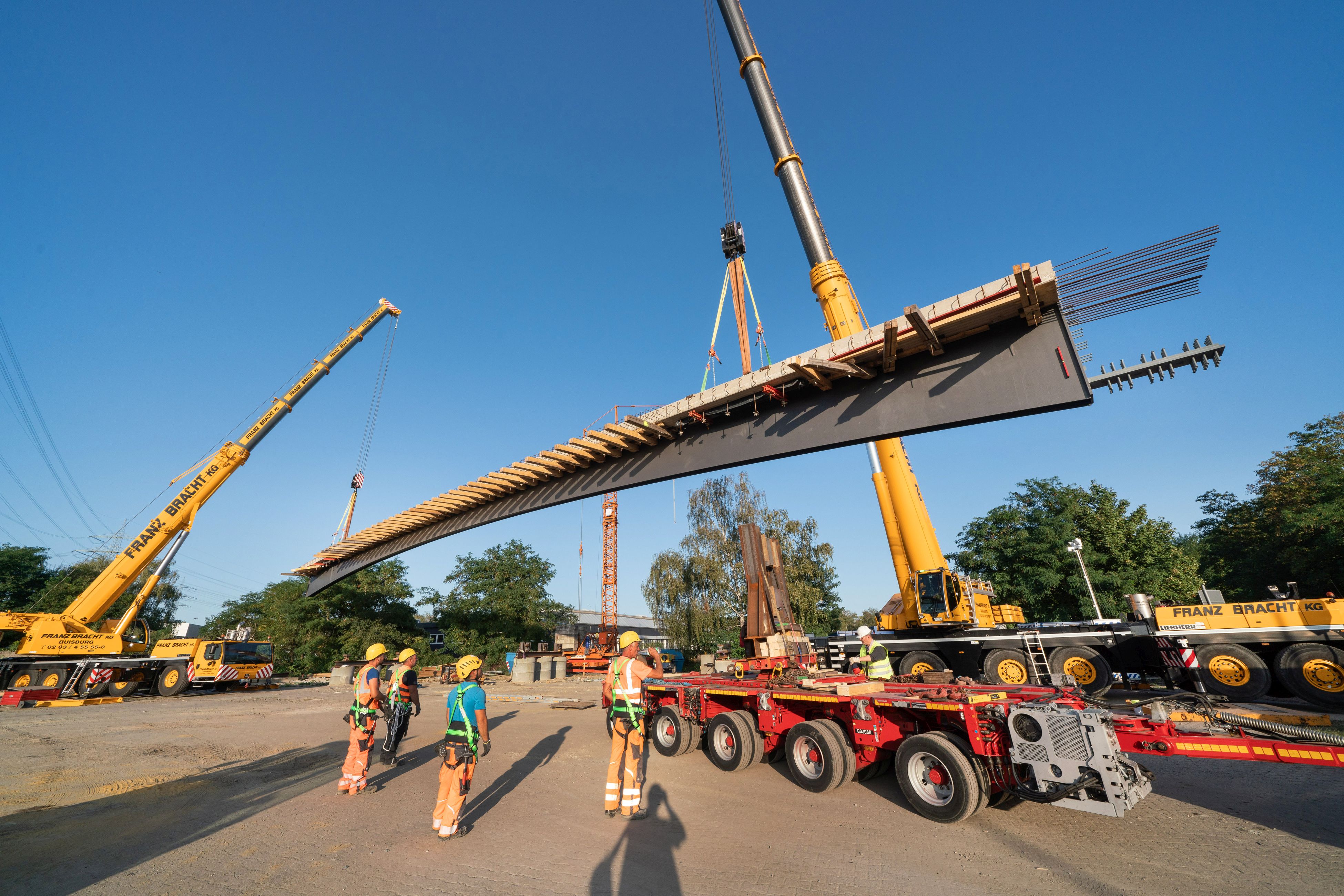 Kreuzung Berthold-Beitz-Boulevard/Pferdebahnstraße in Essen: Einhängen von drei Segmenten für die neue Radwegebrücke auf der ehemaligen Trasse der Rheinischen Bahn - jetzt Teil des Radschnellwegs Ruhr (RS1).
