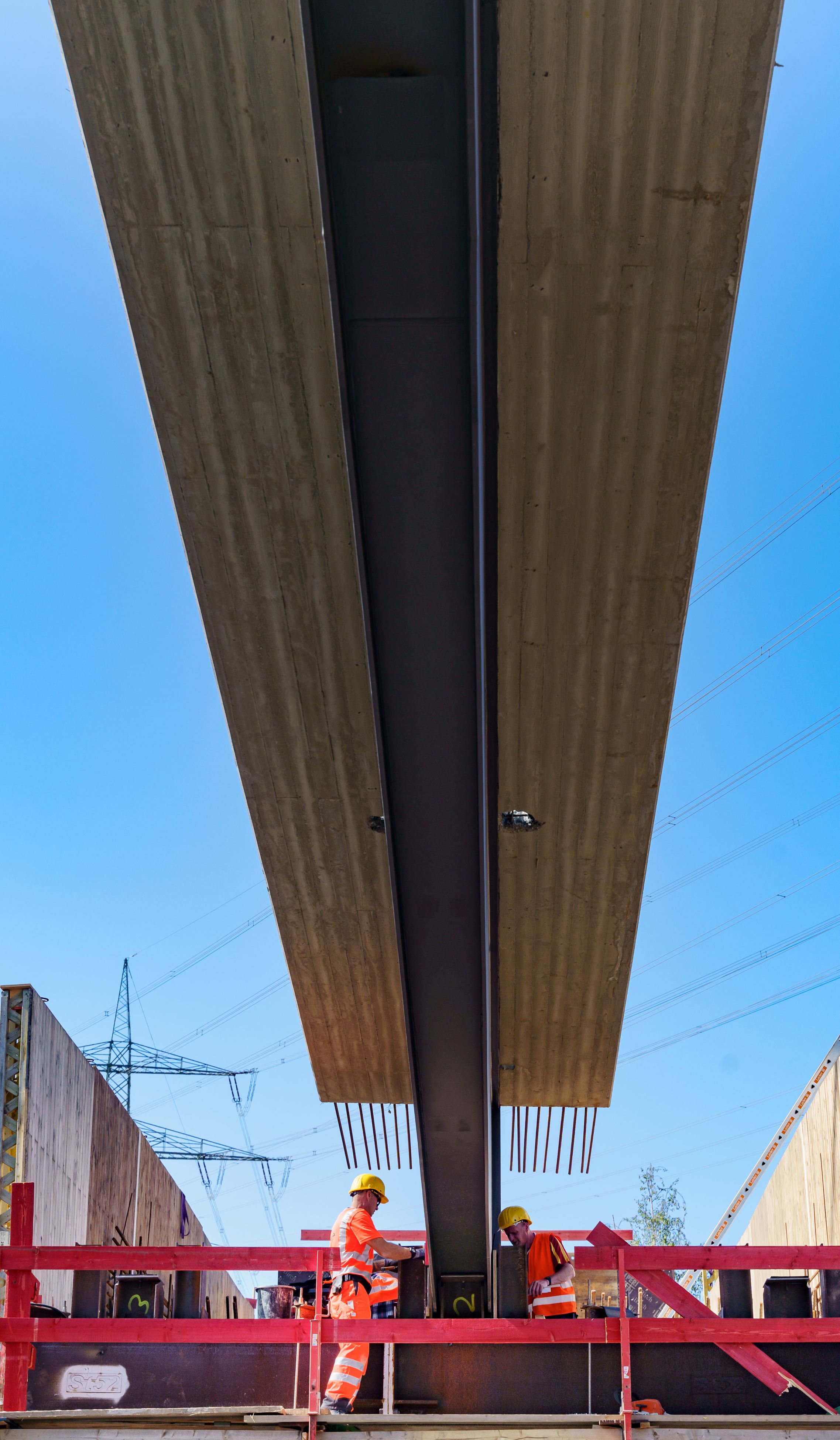 Kreuzung Berthold-Beitz-Boulevard/Pferdebahnstraße in Essen: Einhängen von drei Segmenten für die neue Radwegebrücke auf der ehemaligen Trasse der Rheinischen Bahn - jetzt Teil des Radschnellwegs Ruhr (RS1).