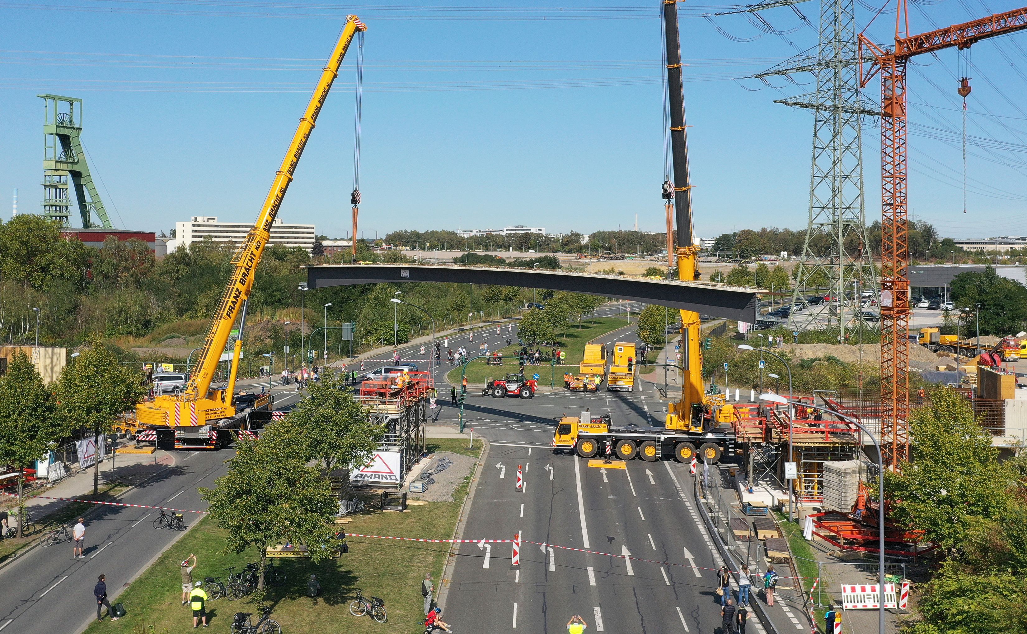 Kreuzung Berthold-Beitz-Boulevard/Pferdebahnstraße in Essen: Einhängen von drei Segmenten für die neue Radwegebrücke auf der ehemaligen Trasse der Rheinischen Bahn - jetzt Teil des Radschnellwegs Ruhr (RS1).