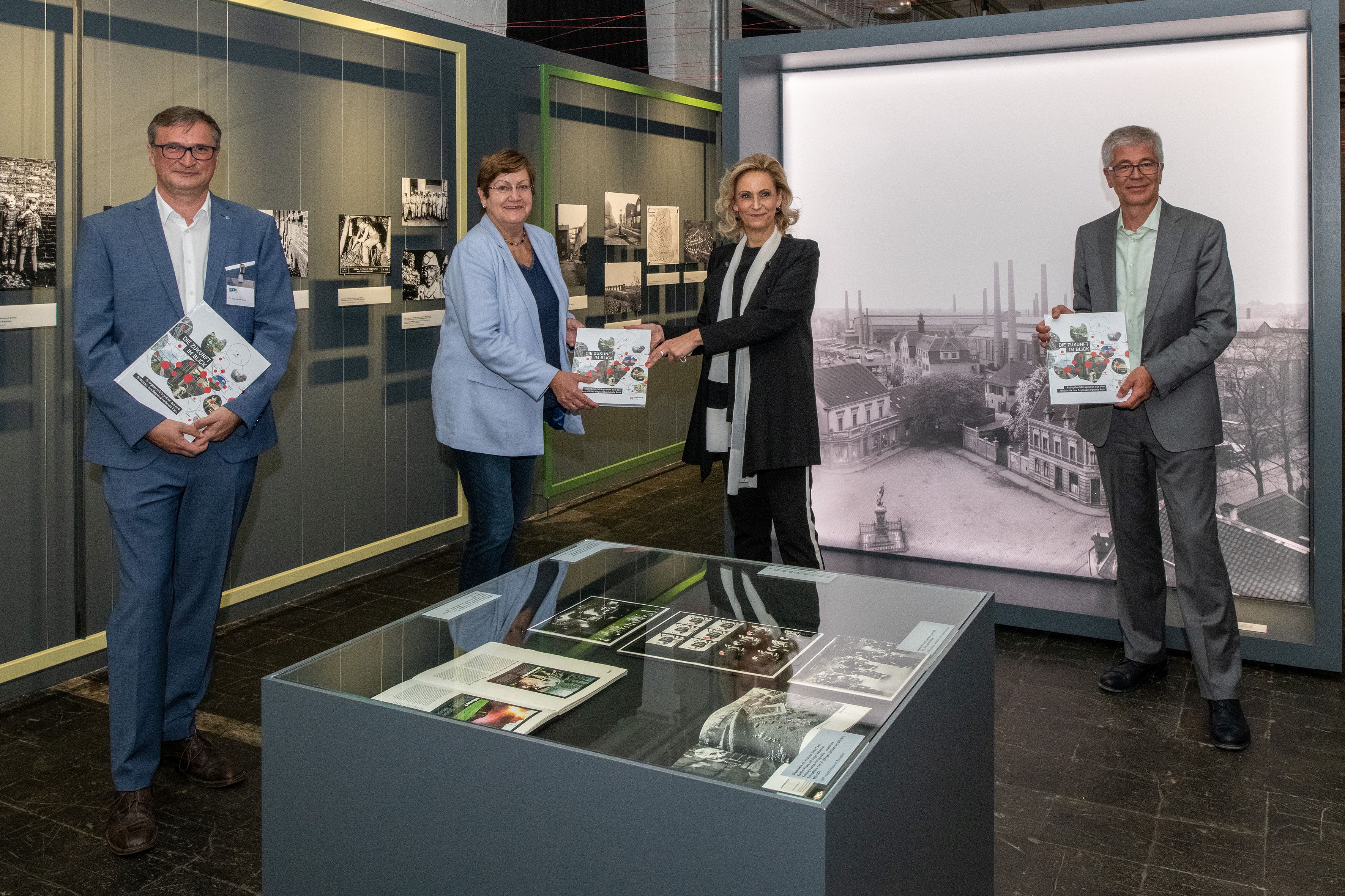 Ausstellungseröffnung im Peter-Behrens-Bau des LVR-Industriemuseums in Oberhausen (v.l.): Dr. Holger Klein-Wiele, Kurator der Ausstellung, RVR-Regionaldirektorin Karola Geiß-Netthöfel, LVR-Direktorin Ulrike Lubek und Dr. Walter Hauser, Direktor des LVR-Industriemuseums.