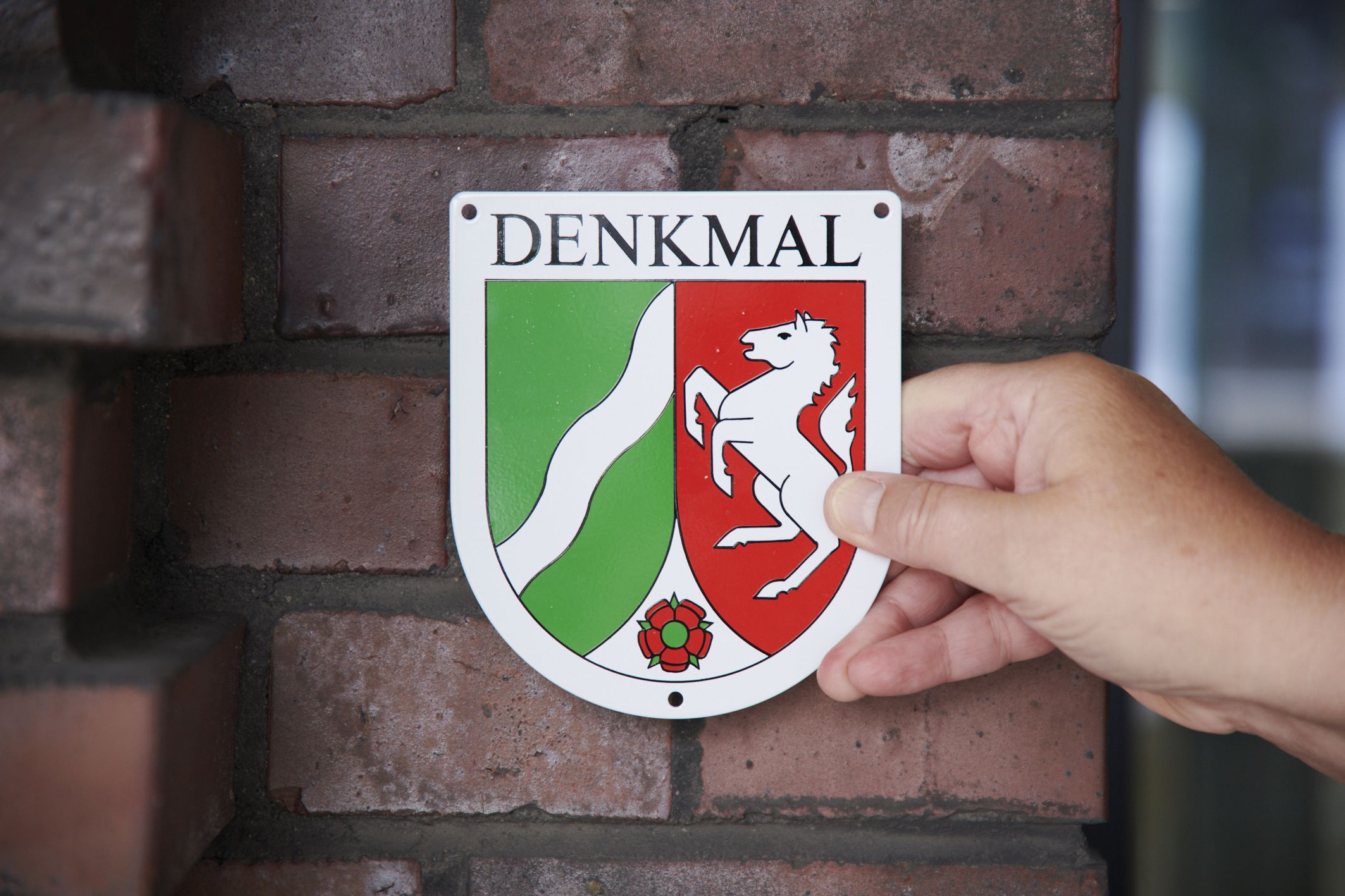 Plakette "Denkmal": Seit dem 1. Oktober 2020 steht offiziell fest: Das RVR-Gebäude an der Kronprinzenstraße 35 in Essen ist ein "vorbildlich saniertes denkmalgeschütztes Gebäude".