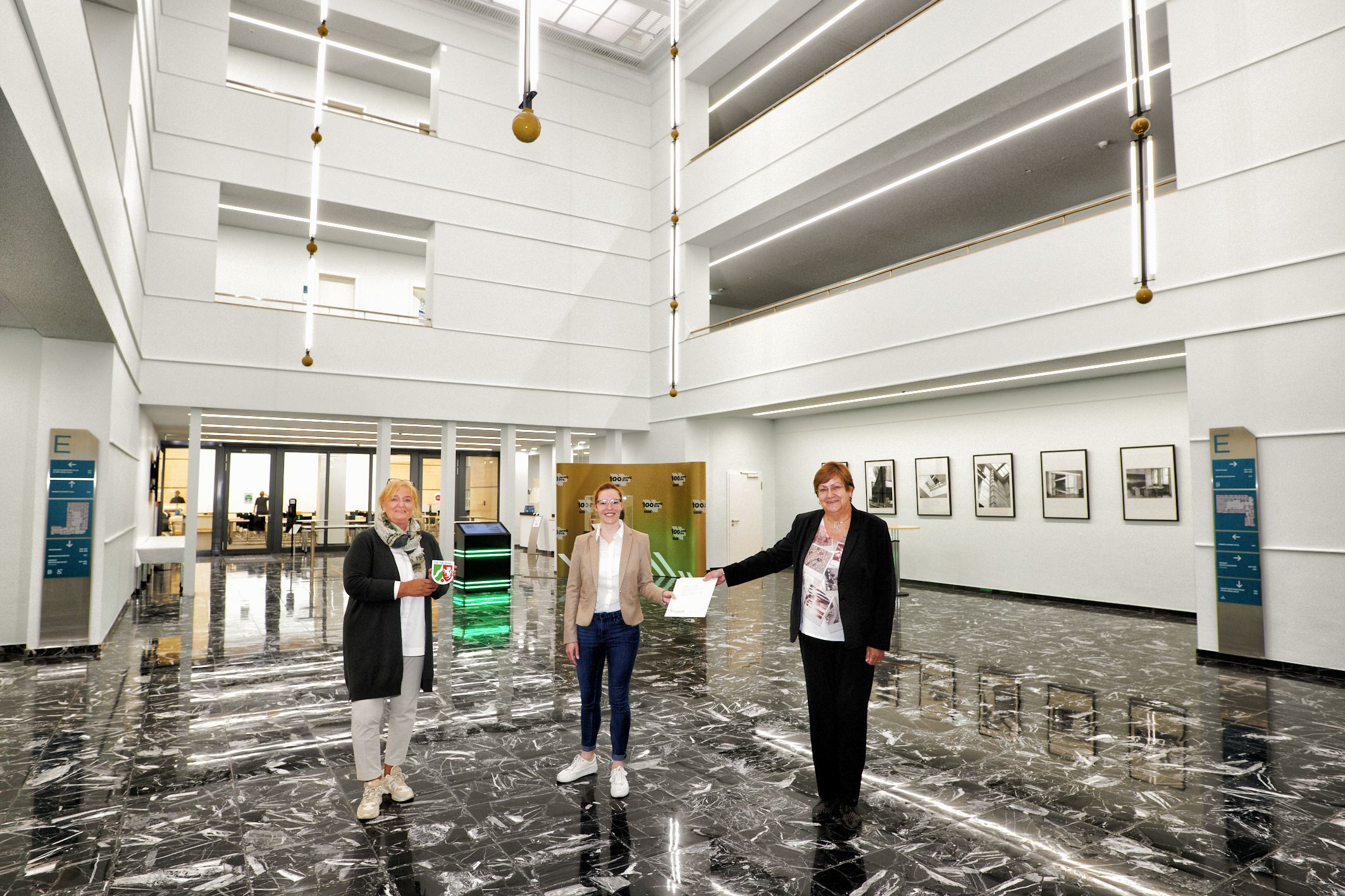 Michaele Himmelhaus, Architektin beim RVR, Annika Klotz, Denkmalbehörde Stadt Essen, und Karola Geiß-Netthöfel, RVR-Regionaldirektorin am 1. Oktober bei der Übergabe von Urkunde und Plakette. (v.l.)